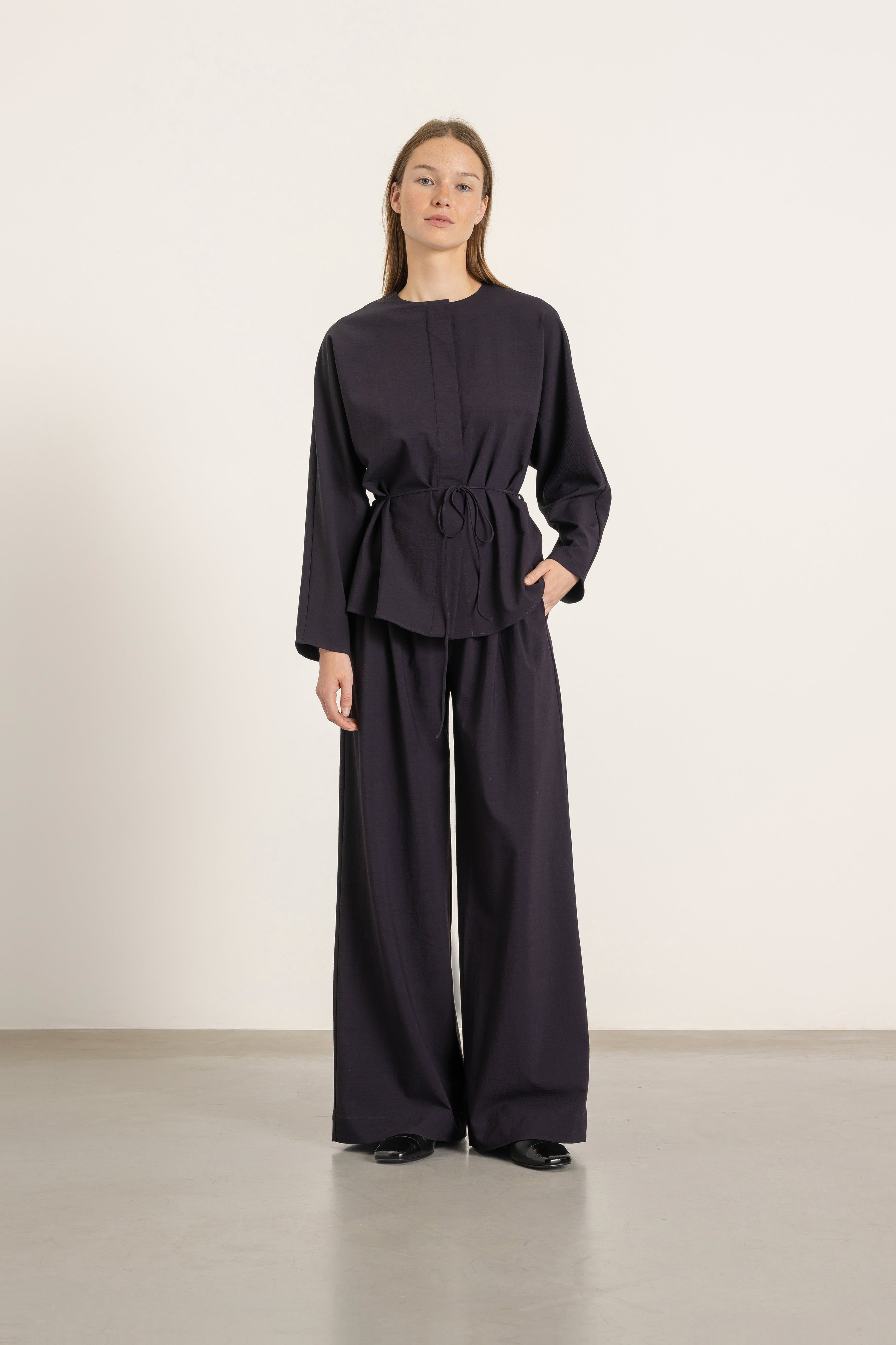 Blouse Paola en laine cassis portée avec Pantalon Aurelia en laine cassis | Mardi Editions