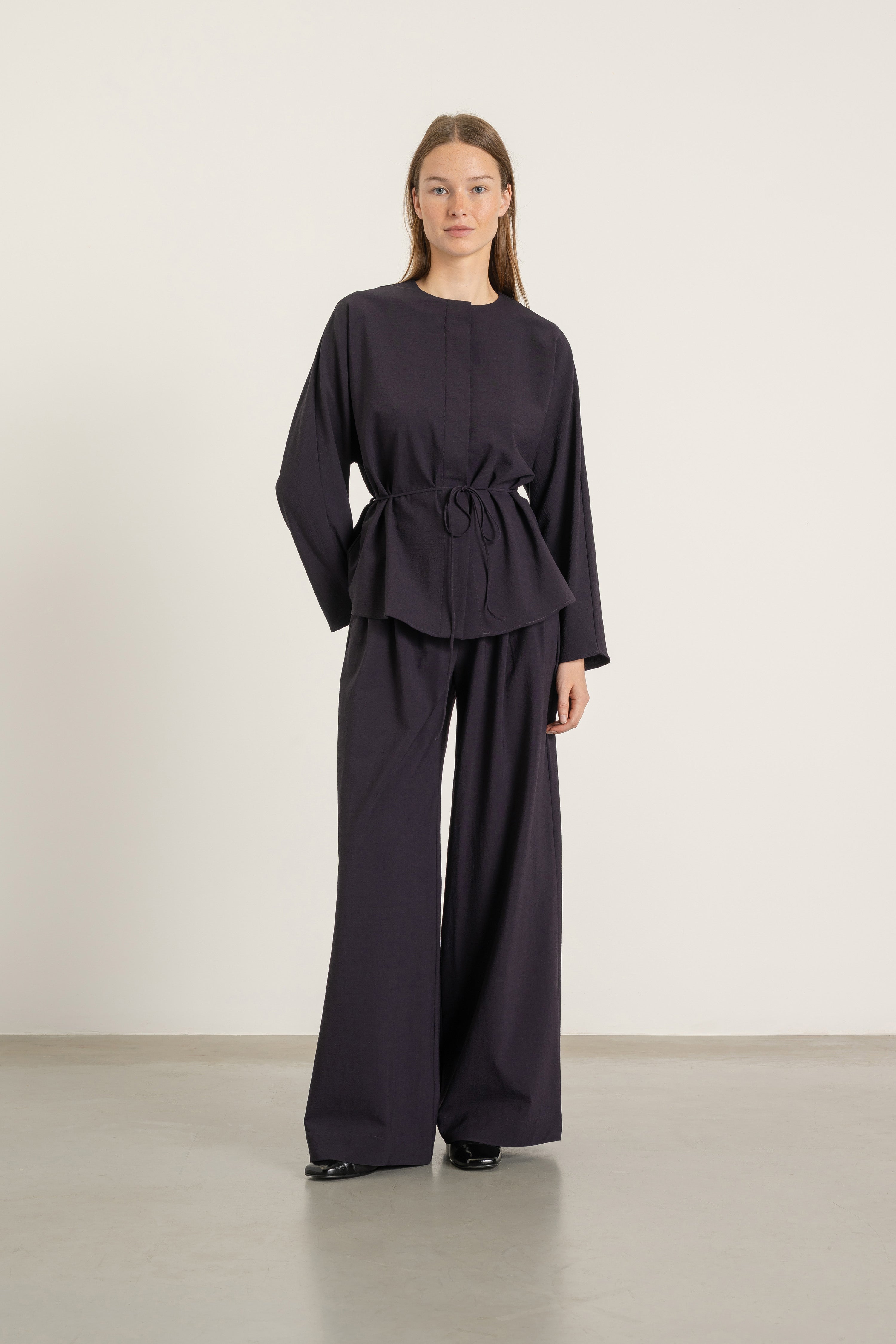 Blouse Paola en laine cassis portée avec Pantalon Aurelia en laine cassis | Mardi Editions