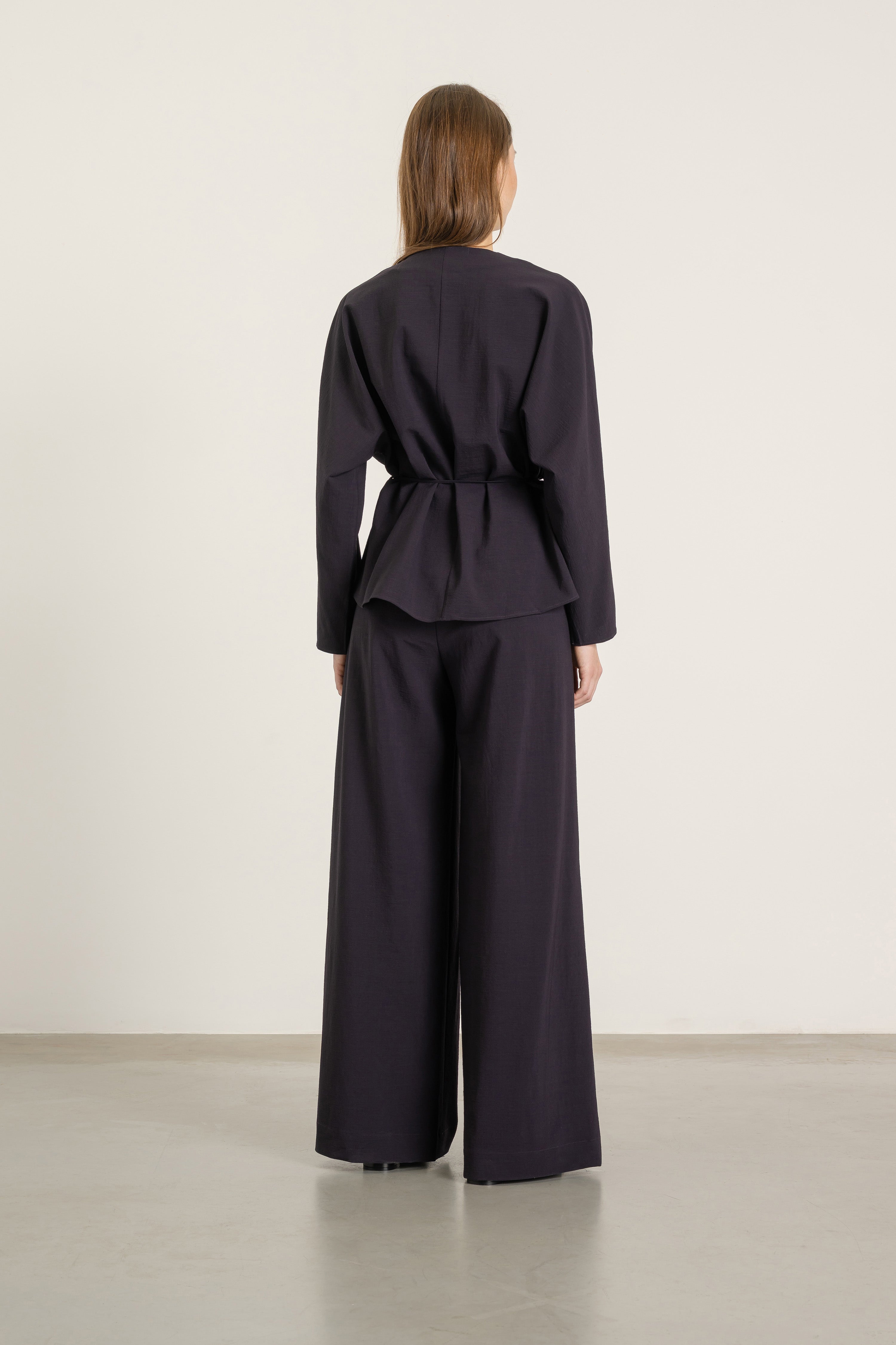 Blouse Paola en laine cassis portée avec Pantalon Aurelia en laine cassis, vue de dos | Mardi Editions