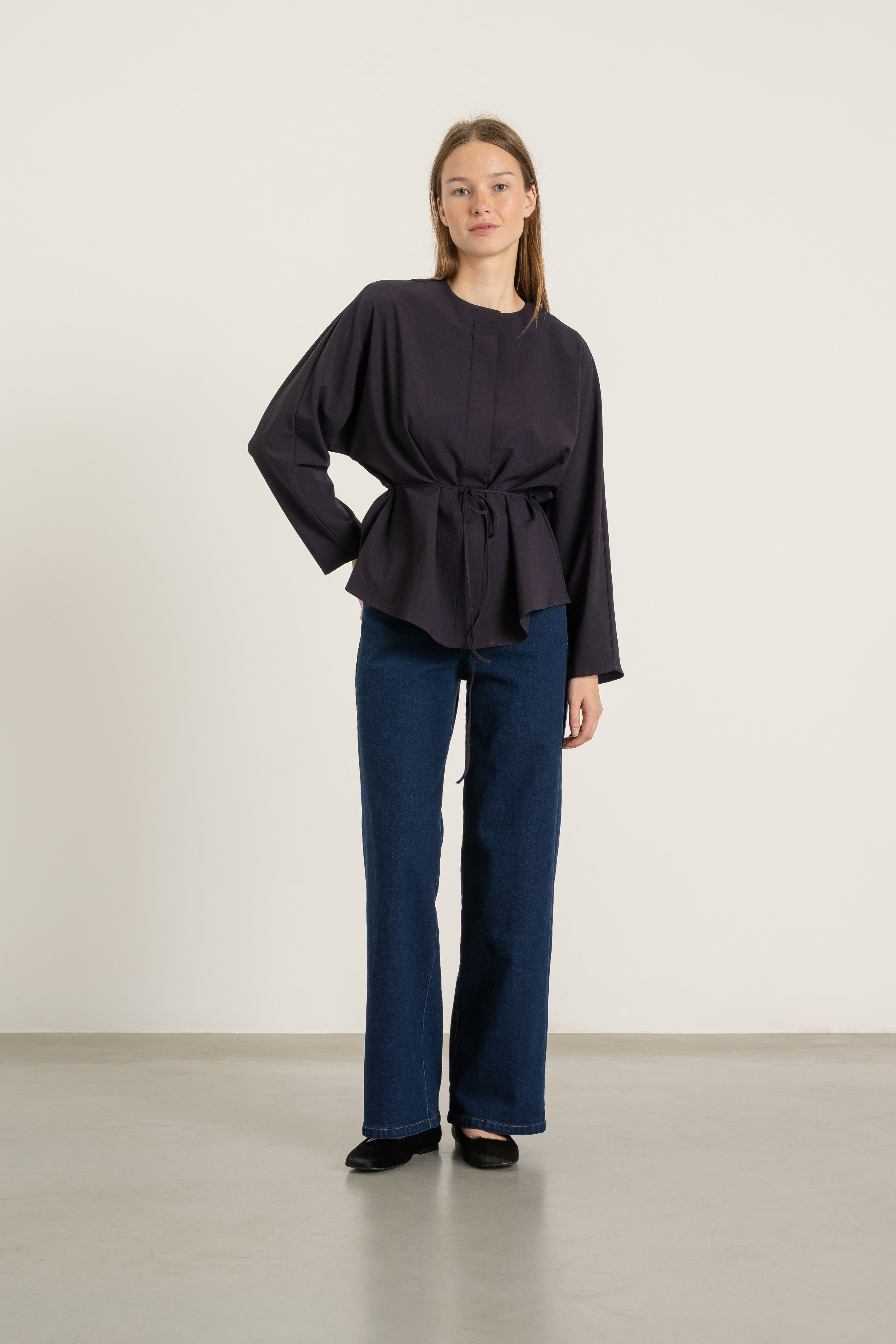 Blouse Paola en laine cassis portée avec Jean Sarah en coton bio | Mardi Editions