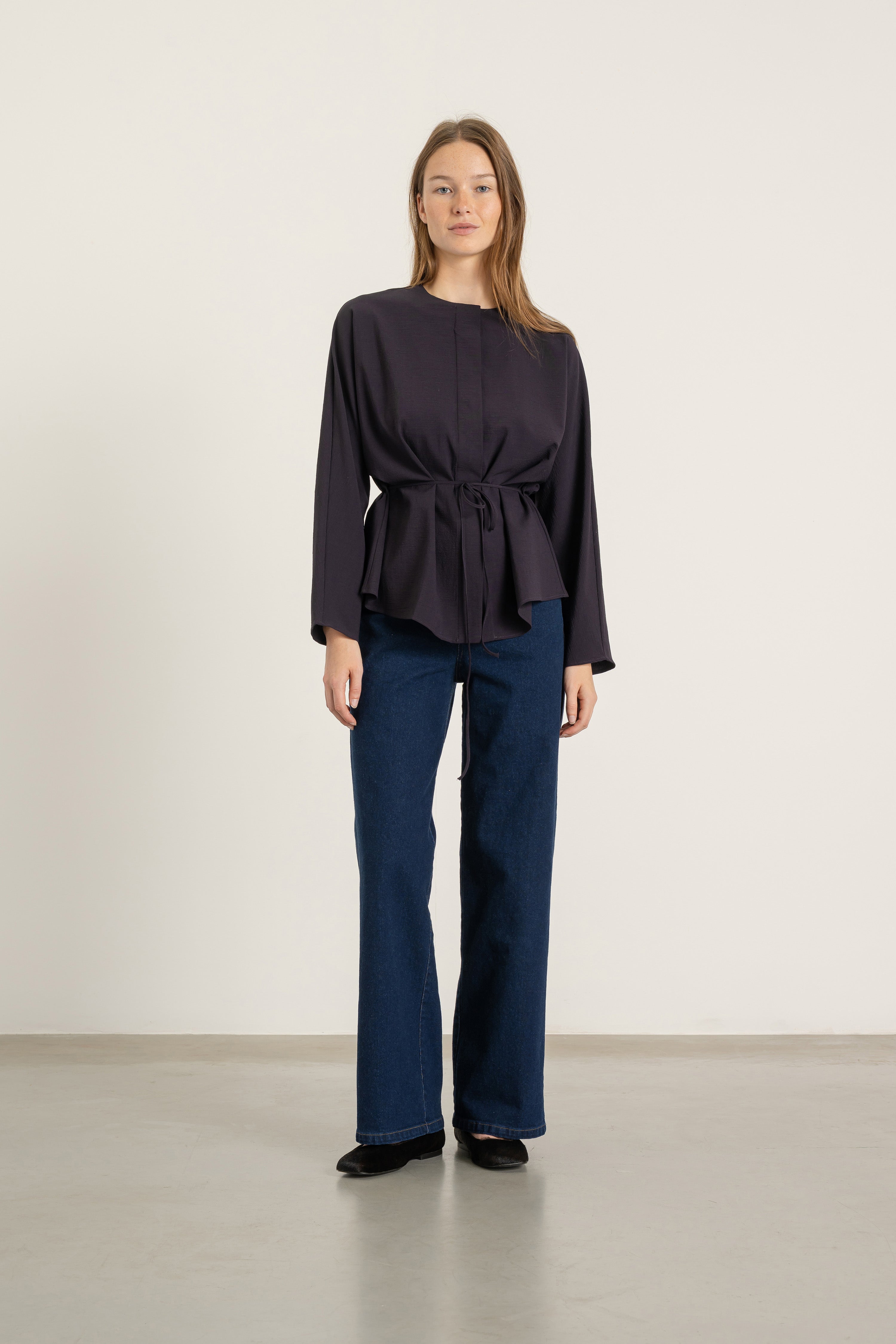 Blouse Paola en laine cassis portée avec Jean Sarah en coton bio | Mardi Editions