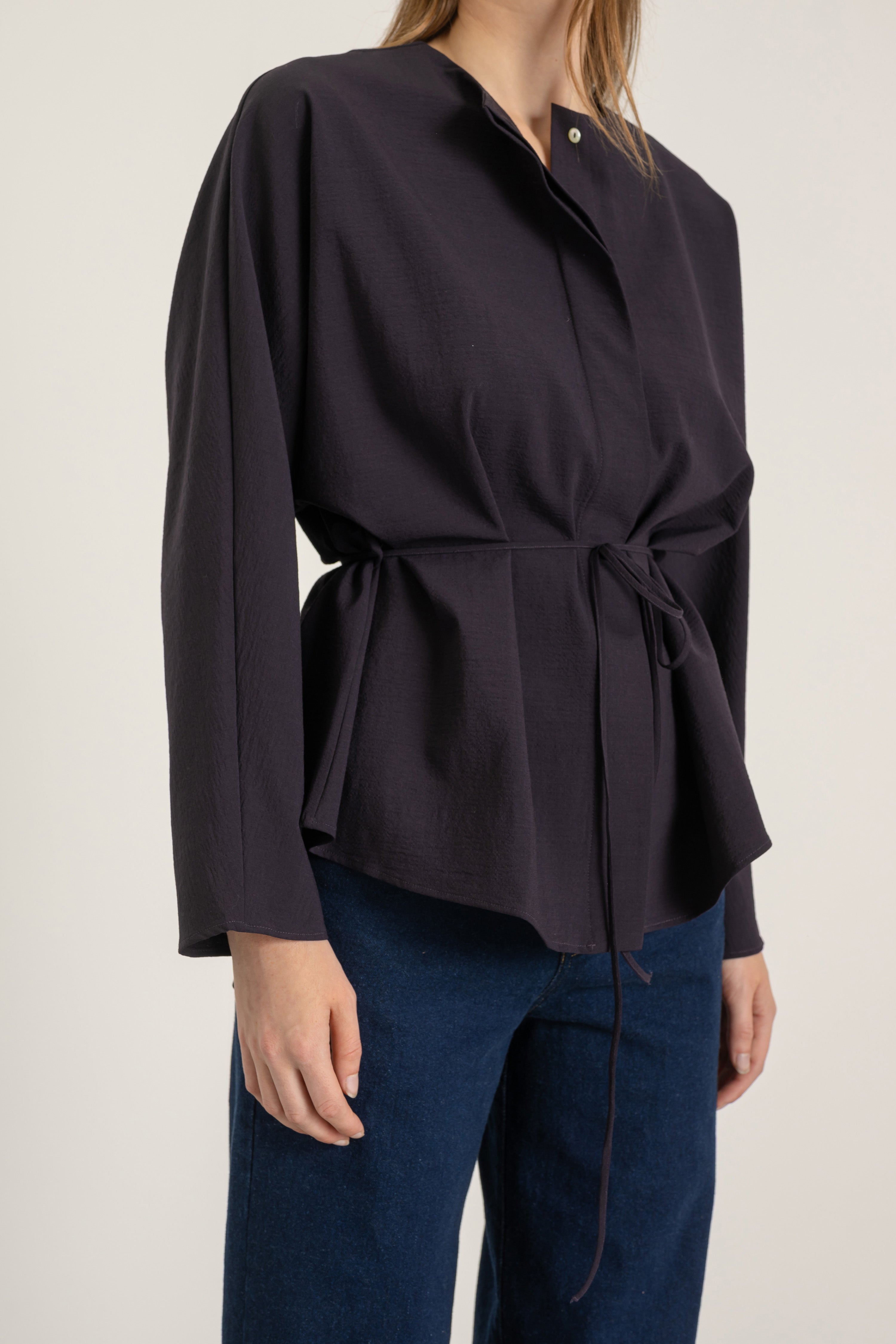 Blouse Paola en laine cassis portée avec Jean Sarah en coton bio | Mardi Editions