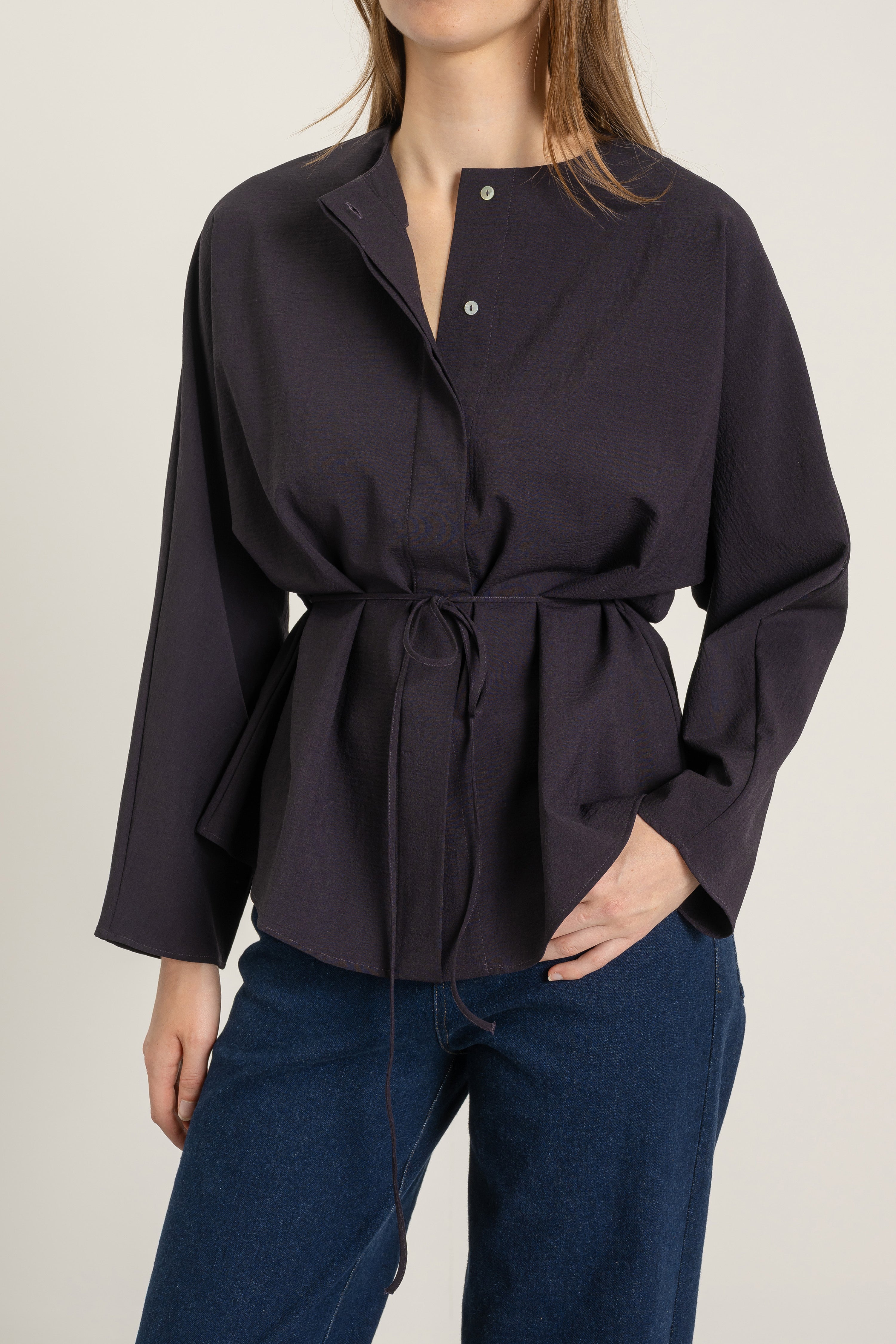 Blouse Paola en laine cassis portée avec Jean Sarah en coton bio | Mardi Editions