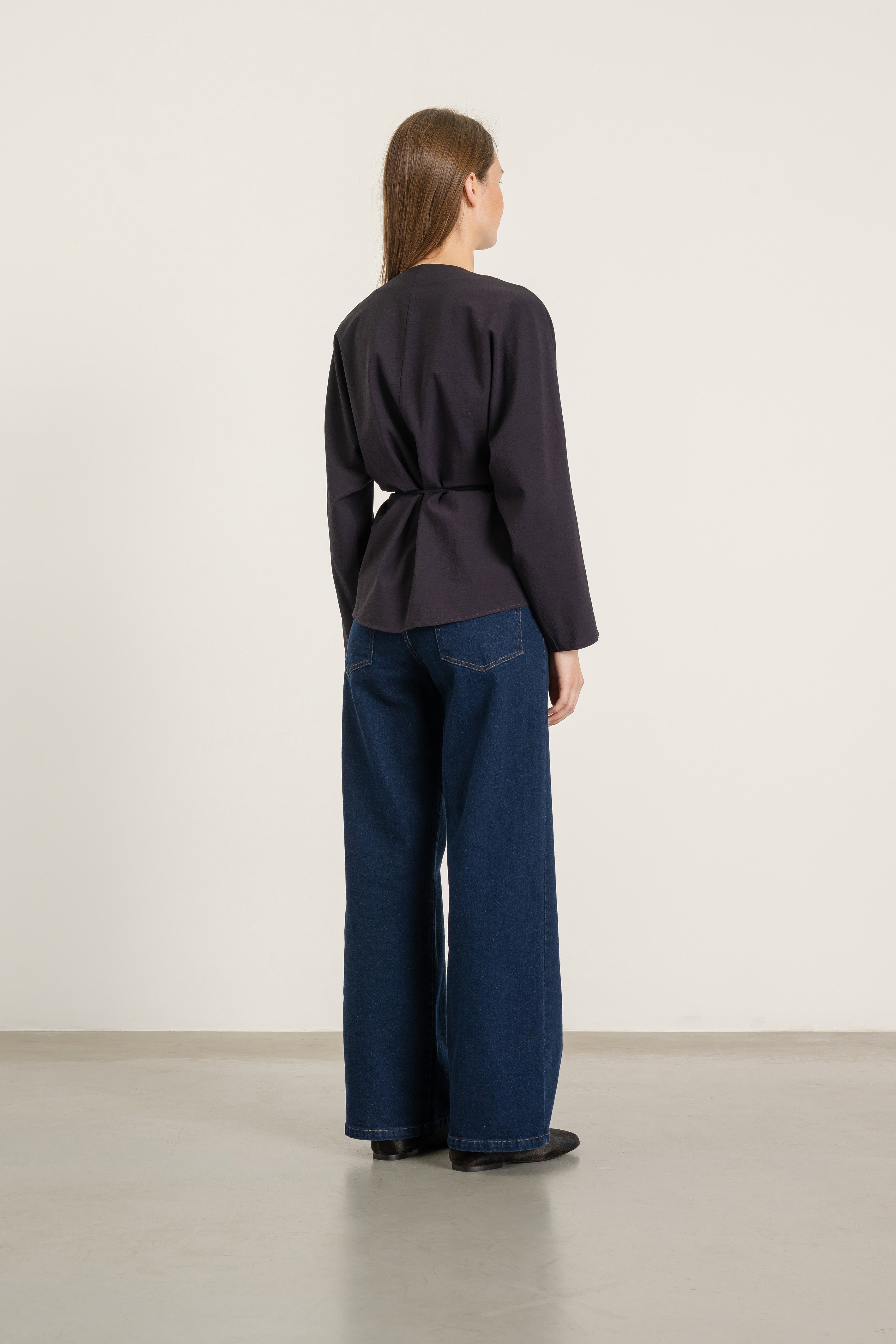 Blouse Paola en laine cassis portée avec Jean Sarah en coton bio, vue de dos | Mardi Editions