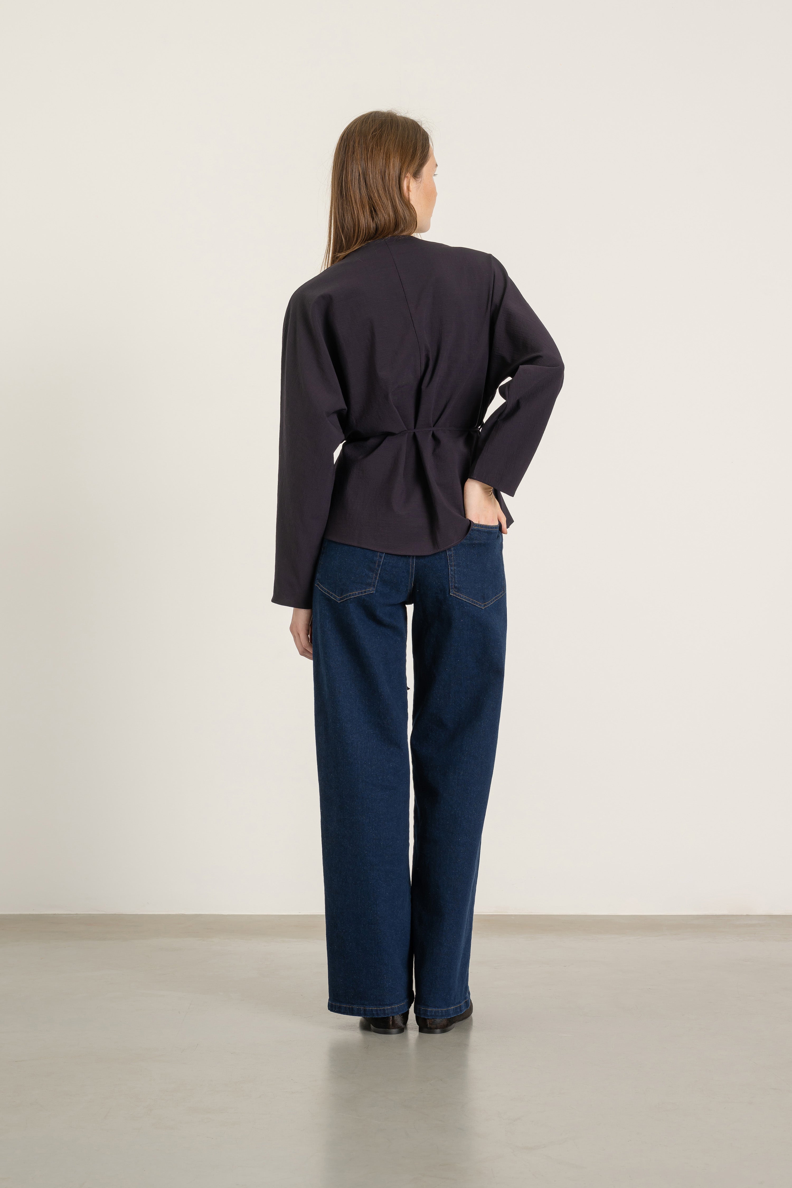 Blouse Paola en laine cassis portée avec Jean Sarah en coton bio, vue de dos | Mardi Editions