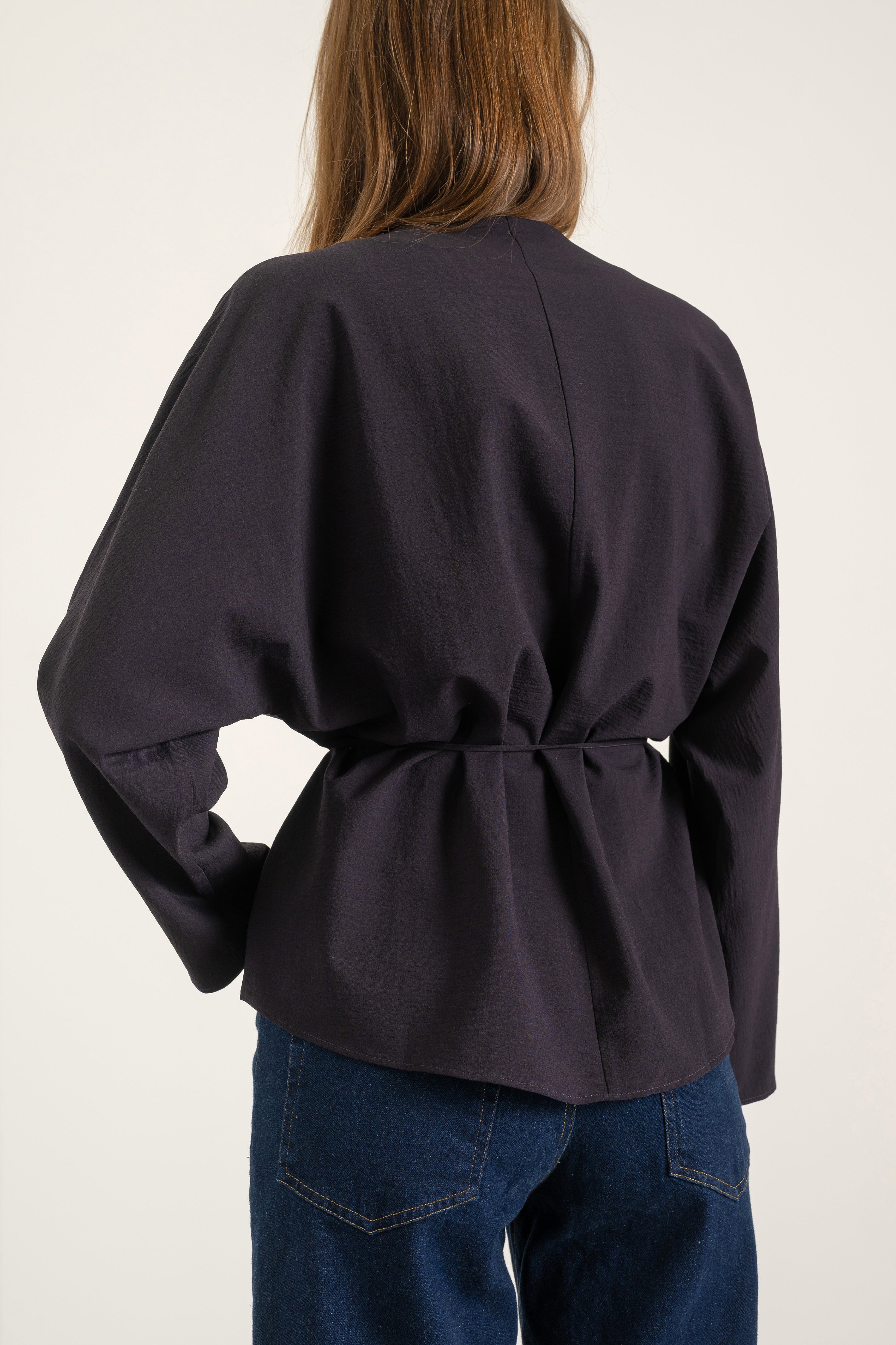Blouse Paola en laine cassis portée avec Jean Sarah en coton bio, vue de dos | Mardi Editions