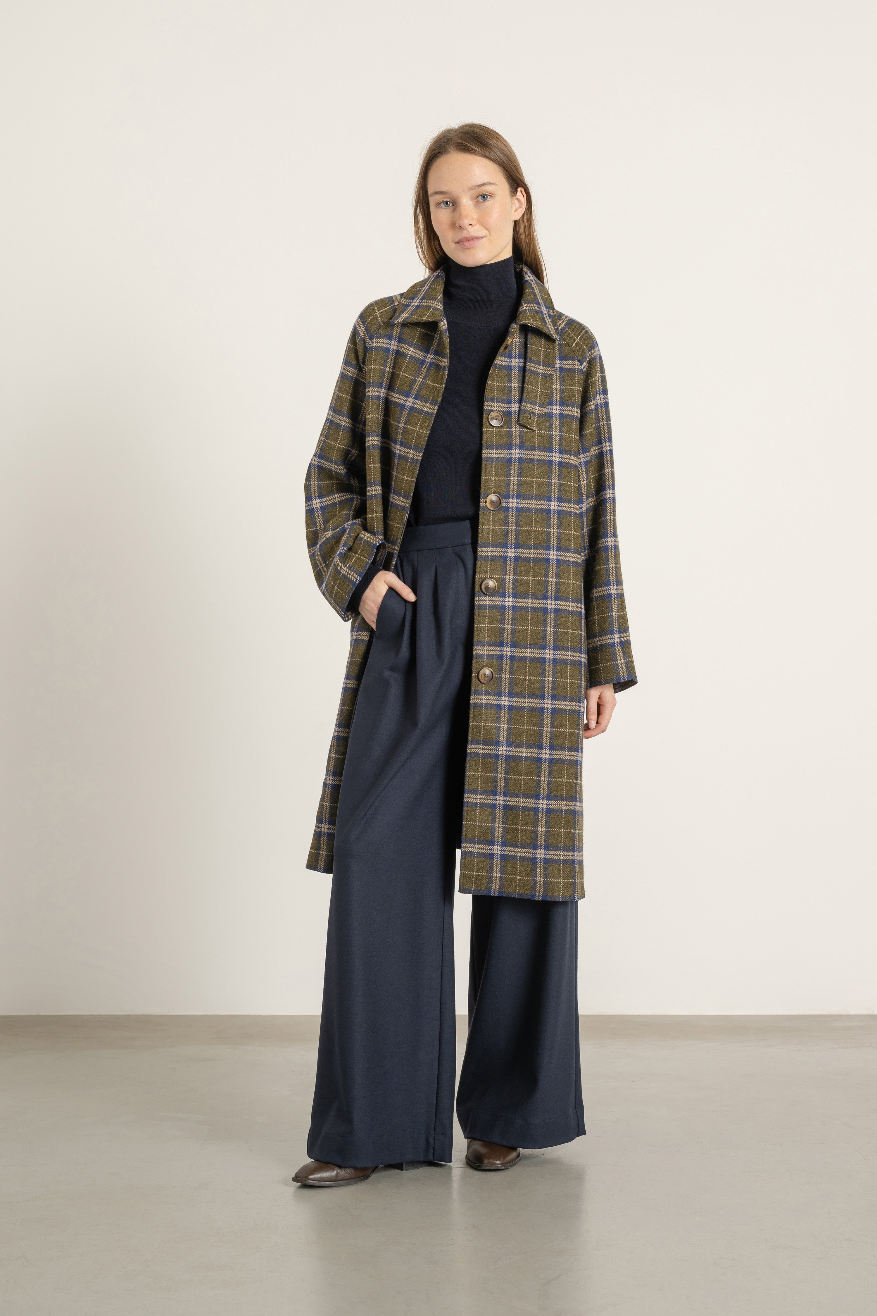 Manteau Paula en laine à carreaux bleu et kaki porté avec Pantalon Aurelia en laine bleu marine | Mardi Editions