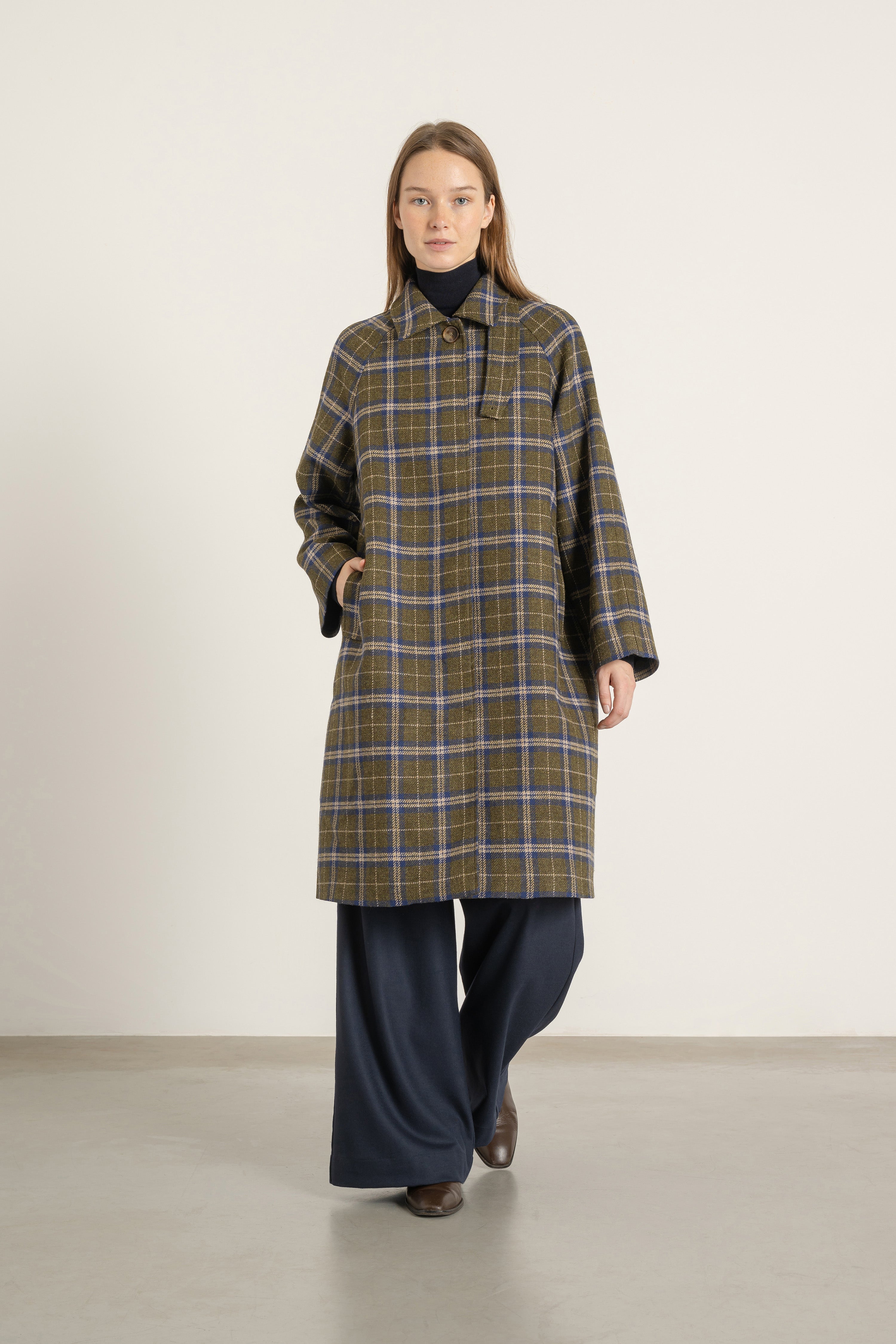 Manteau Paula en laine à carreaux bleu et kaki porté avec Pantalon Aurelia en laine bleu marine | Mardi Editions