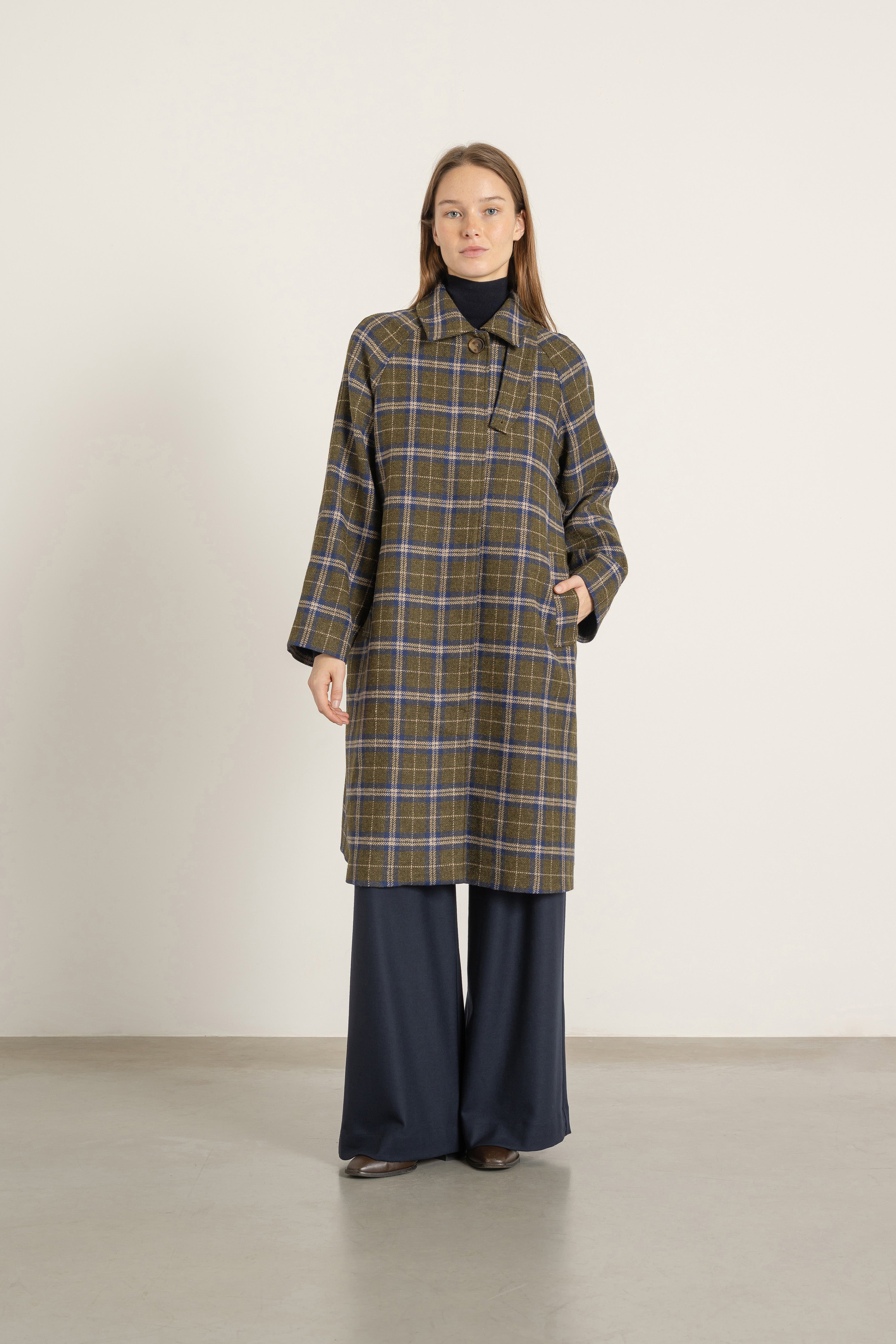 Manteau Paula en laine à carreaux bleu et kaki porté avec Pantalon Aurelia en laine bleu marine | Mardi Editions