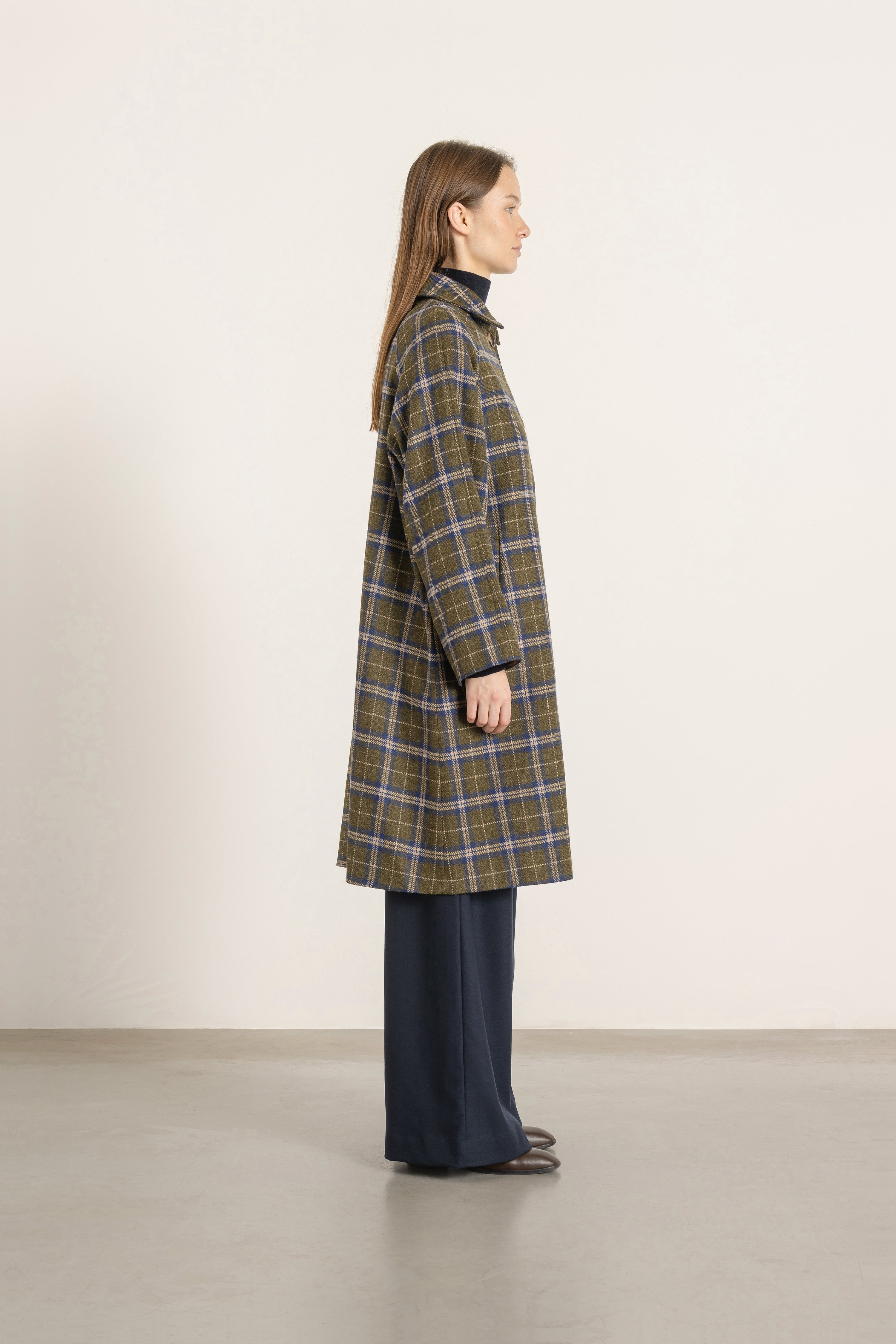 Manteau Paula en laine à carreaux bleu et kaki porté avec Pantalon Aurelia en laine bleu marine | Mardi Editions
