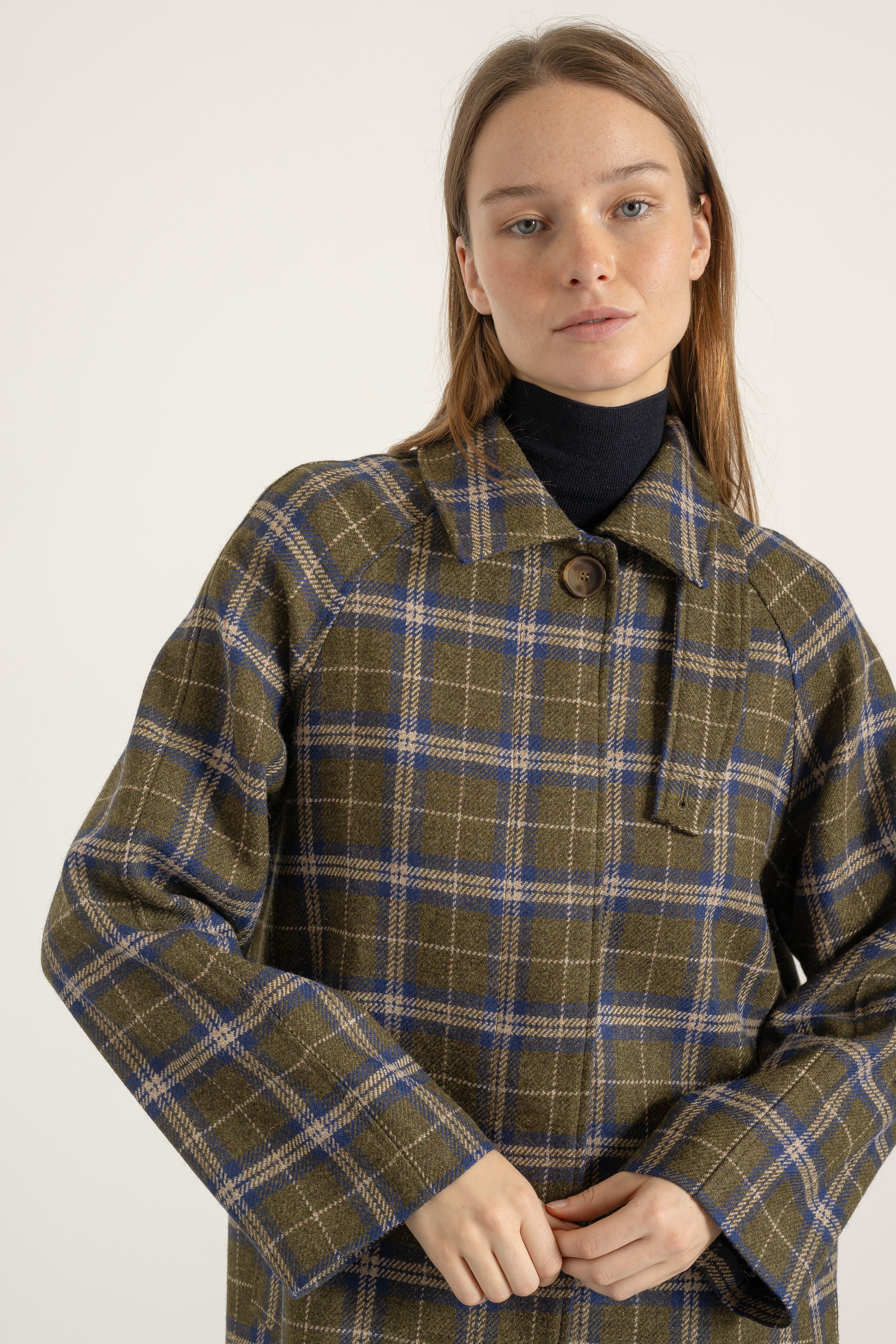 Manteau Paula en laine à carreaux bleu et kaki porté avec Pantalon Aurelia en laine bleu marine | Mardi Editions