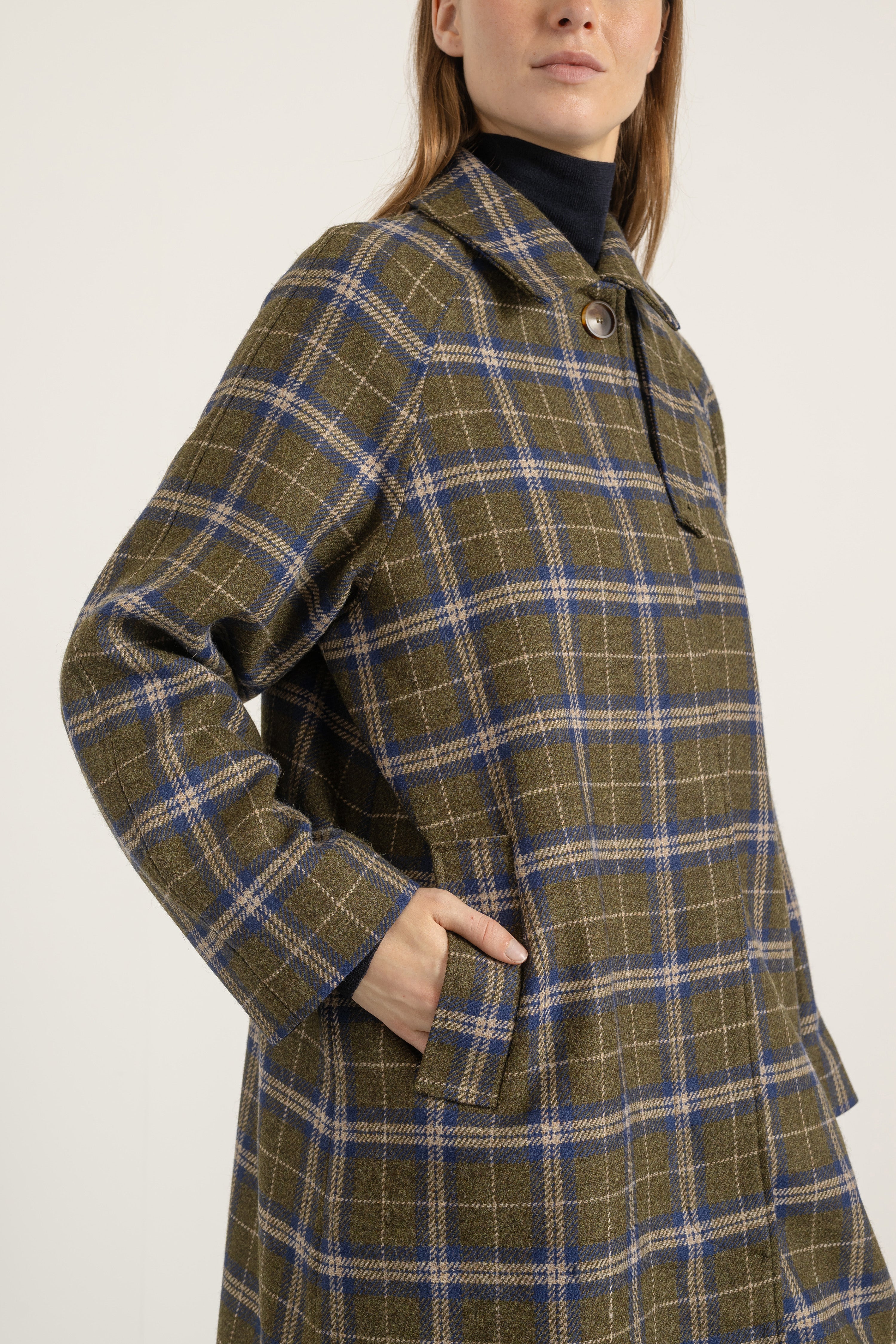 Manteau Paula en laine à carreaux bleu et kaki porté avec Pantalon Aurelia en laine bleu marine | Mardi Editions