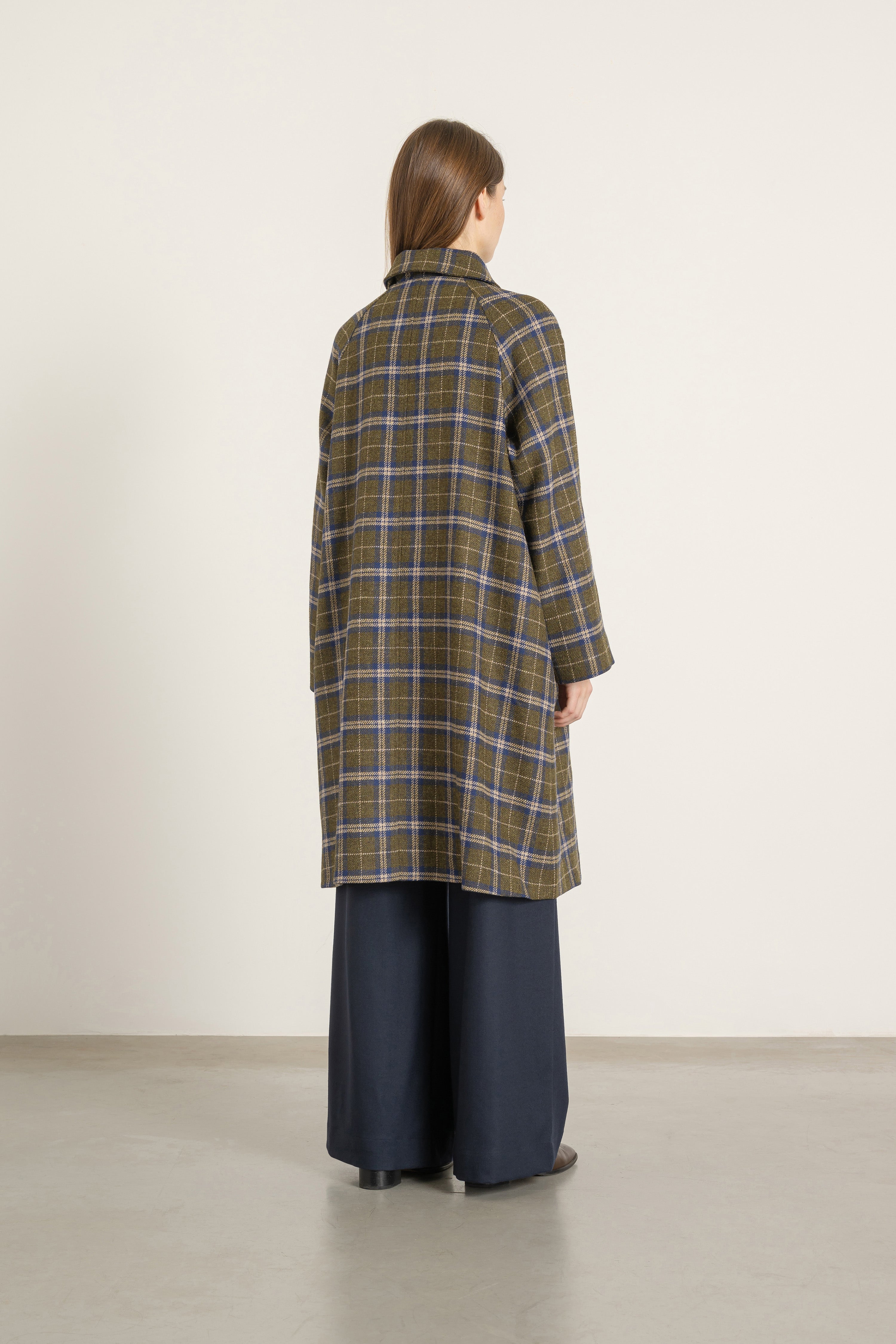 Manteau Paula en laine à carreaux bleu et kaki porté avec Pantalon Aurelia en laine bleu marine, vue de dos | Mardi Editions