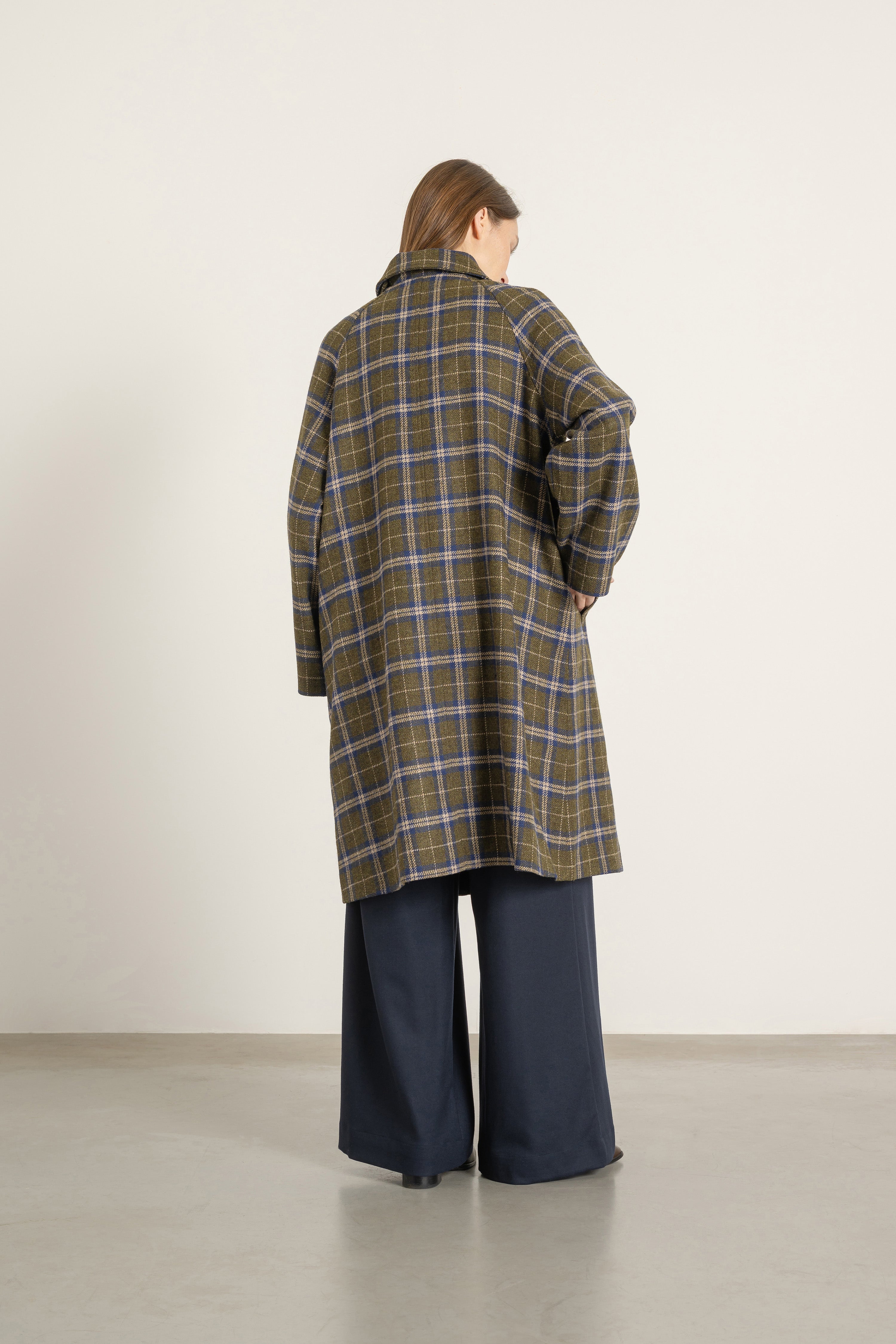 Manteau Paula en laine à carreaux bleu et kaki porté avec Pantalon Aurelia en laine bleu marine, vue de dos | Mardi Editions