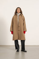 Manteau Paula en laine et cachemire camel porté avec Mitaines en laine rouge | Mardi Editions