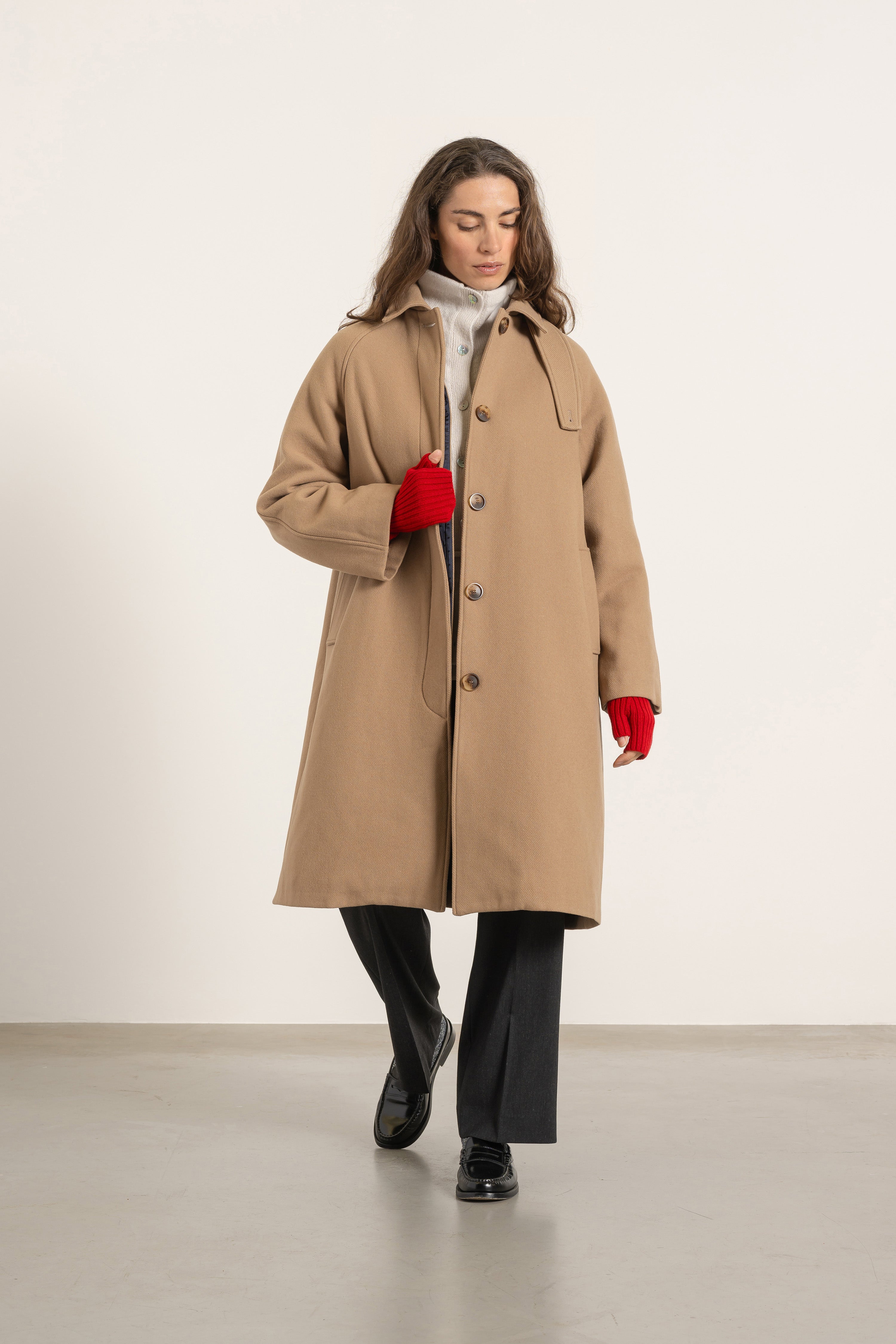 Manteau Paula en laine et cachemire camel porté avec Mitaines en laine rouge | Mardi Editions