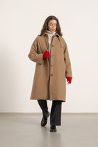 Manteau Paula en laine et cachemire camel porté avec Mitaines en laine rouge | Mardi Editions