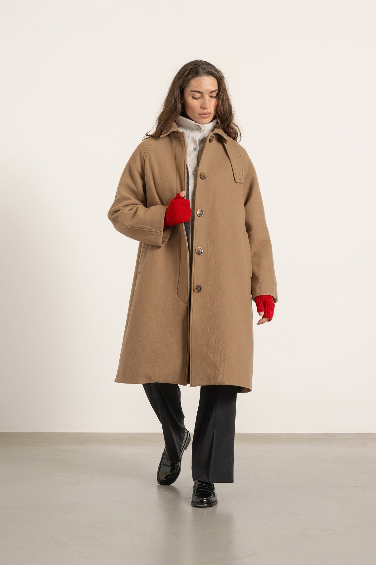 Manteau Paula en laine et cachemire camel porté avec Mitaines en laine rouge | Mardi Editions