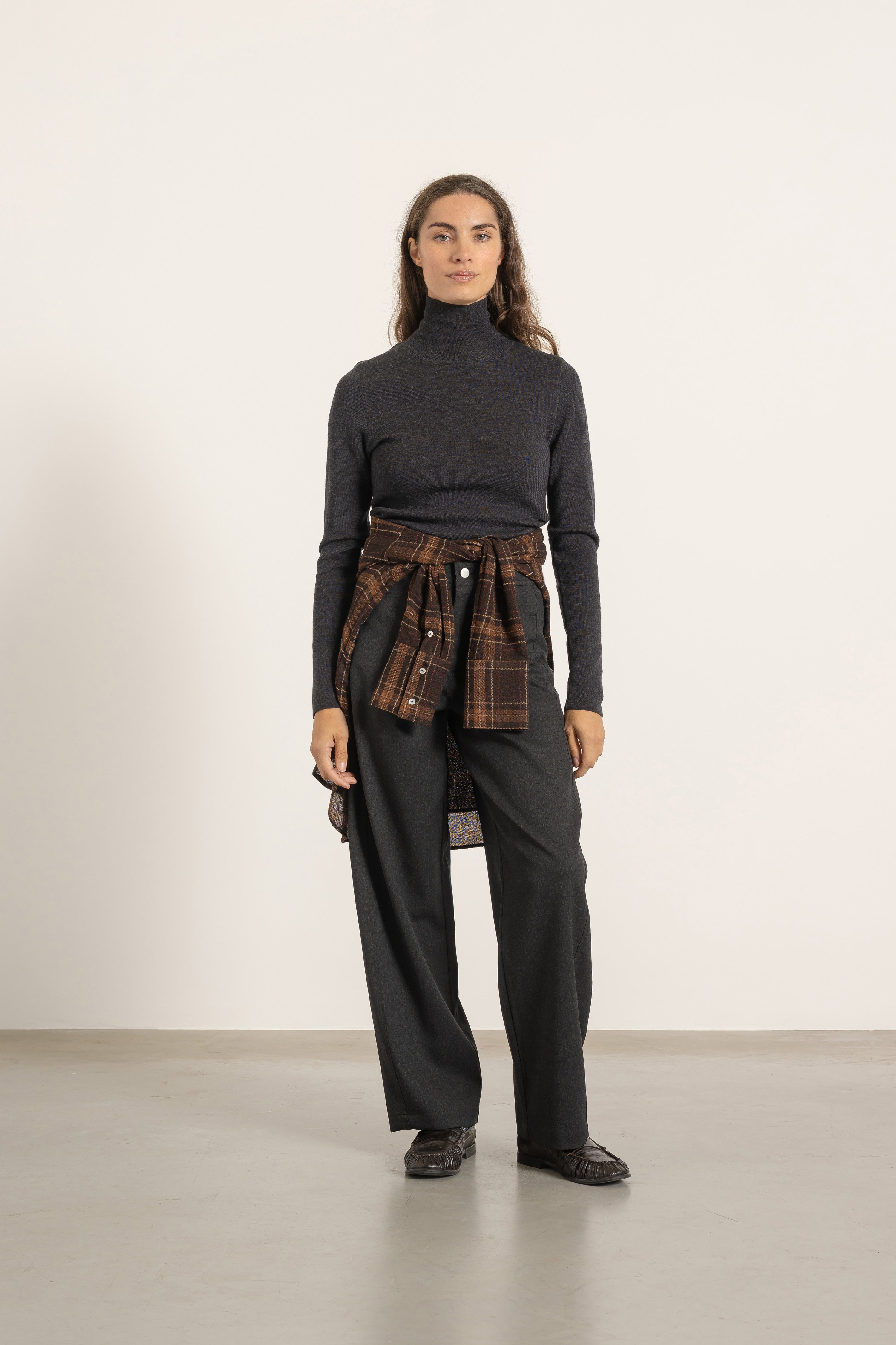 Pull Raoul en laine gris anthracite porté avec Pantalon Cleo en laine gris anthracite | Mardi Editions