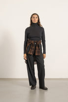 Pull Raoul en laine gris anthracite porté avec Pantalon Cleo en laine gris anthracite | Mardi Editions