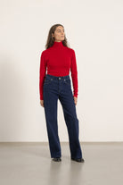 Pull Raoul en laine rouge porté avec Jean Helena denim foncé | Mardi Editions
