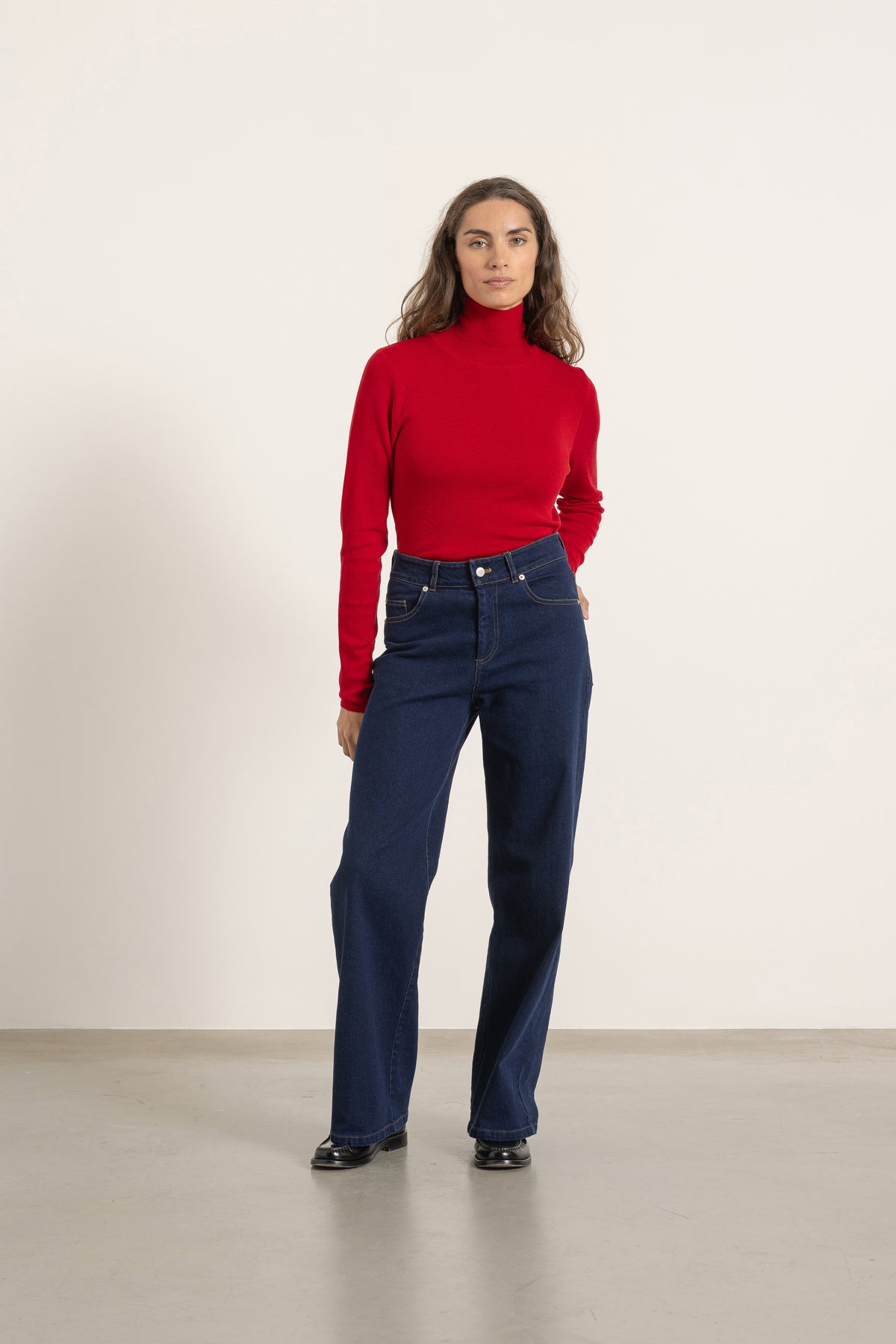 Pull Raoul en laine rouge porté avec Jean Helena denim foncé | Mardi Editions