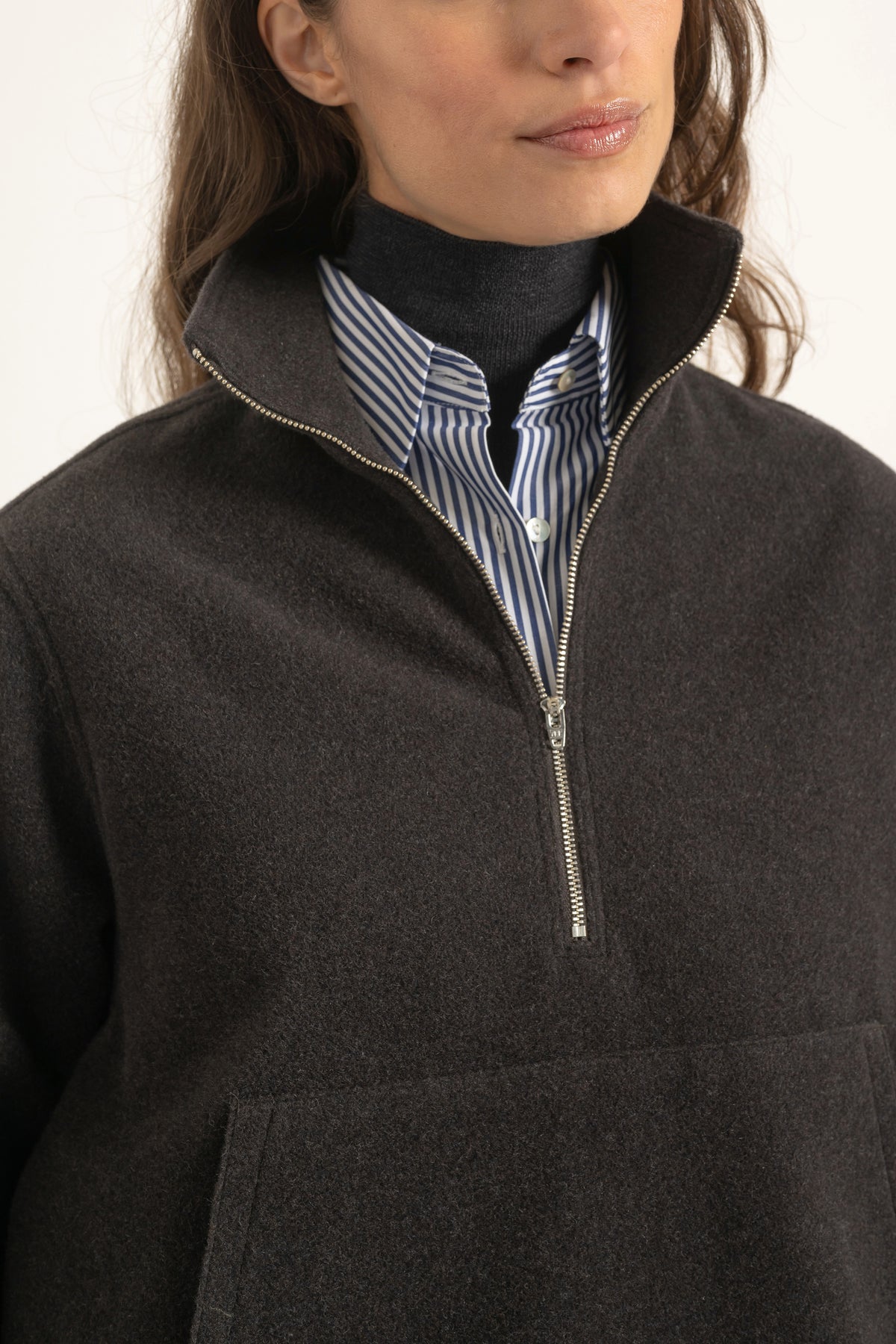 Sweat Simone en laine marron, détail | Mardi Editions