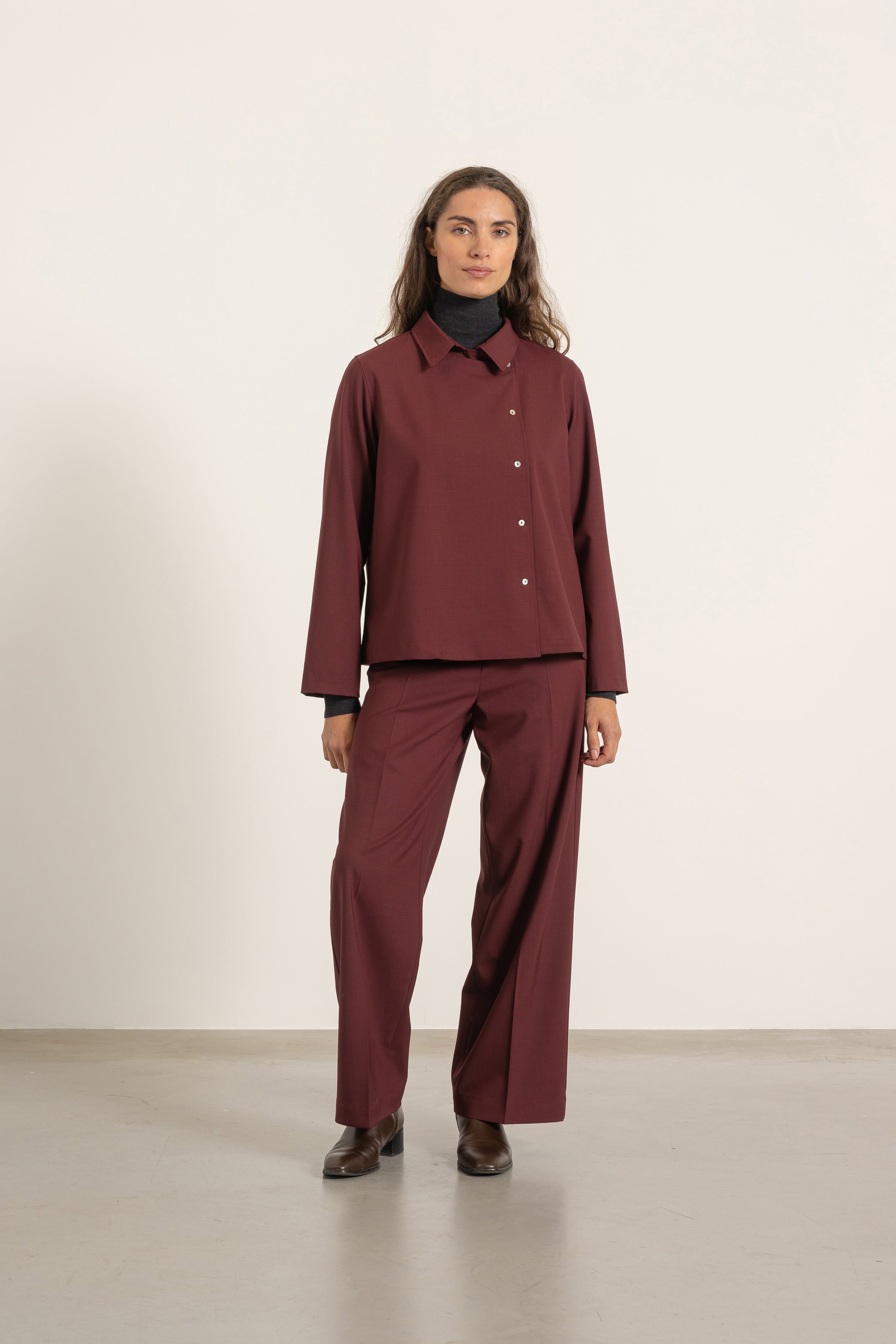Blouse Suzie en laine bordeaux portée avec Pantalon Louise en laine bordeaux | Mardi Editions