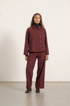 Blouse Suzie en laine bordeaux portée avec Pantalon Louise en laine bordeaux | Mardi Editions
