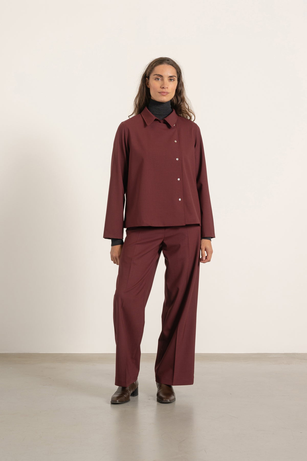 Blouse Suzie en laine bordeaux portée avec Pantalon Louise en laine bordeaux | Mardi Editions