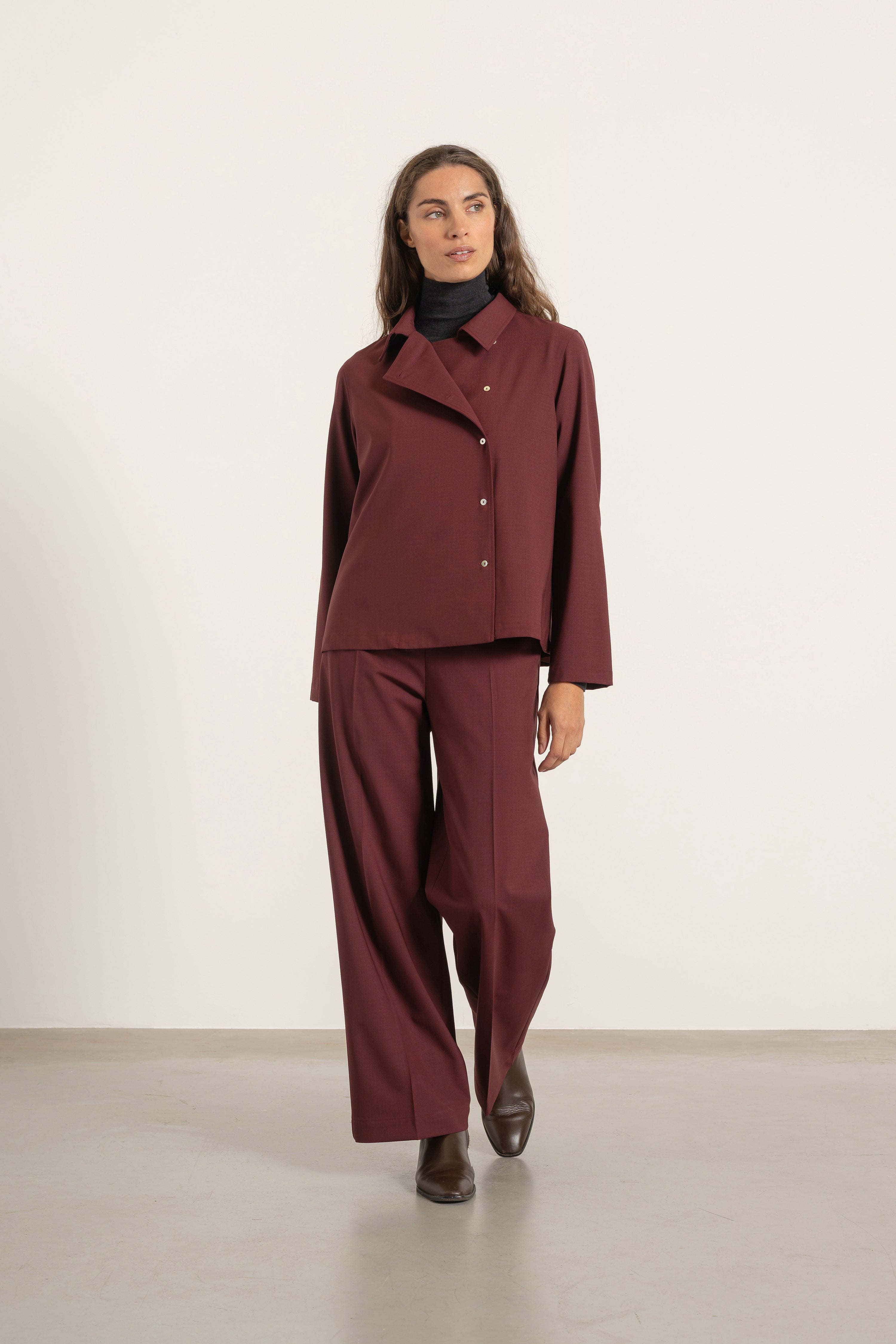 Blouse Suzie en laine bordeaux portée avec Pantalon Louise en laine bordeaux | Mardi Editions