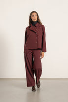 Blouse Suzie en laine bordeaux portée avec Pantalon Louise en laine bordeaux | Mardi Editions
