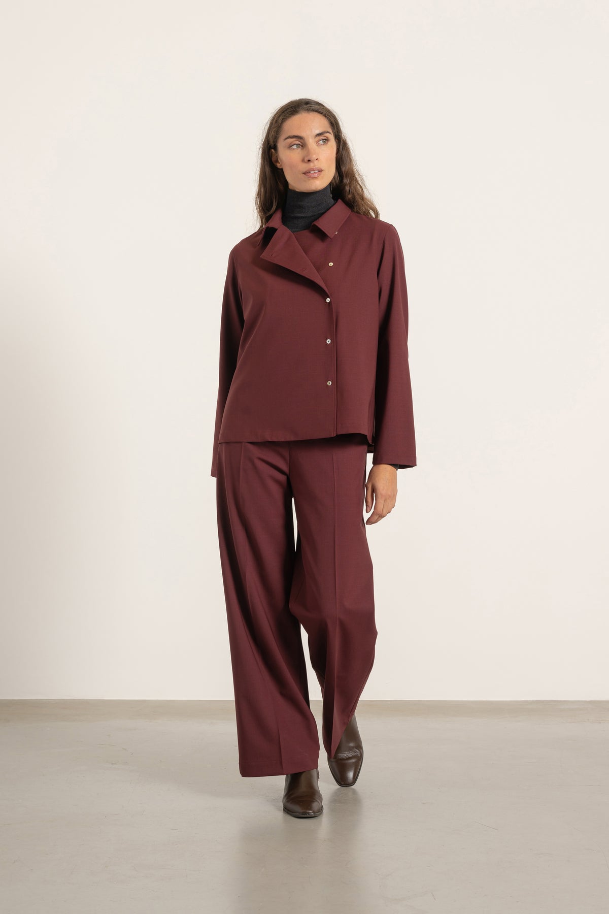 Blouse Suzie en laine bordeaux portée avec Pantalon Louise en laine bordeaux | Mardi Editions