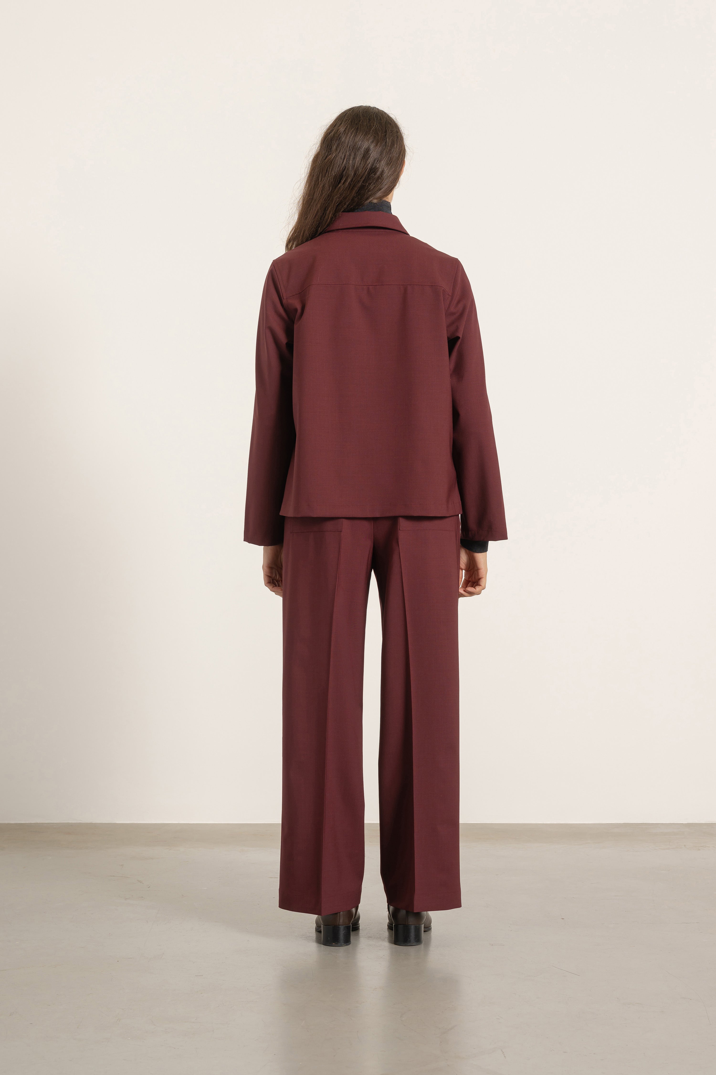 Blouse Suzie en laine bordeaux portée avec Pantalon Louise en laine bordeaux, vue de dos | Mardi Editions