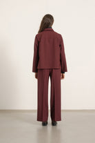 Blouse Suzie en laine bordeaux portée avec Pantalon Louise en laine bordeaux, vue de dos | Mardi Editions