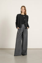 Cardigan Victor en laine noir porté avec Pantalon Aurelia en laine gris anthracite et Top Louis en laine noir | Mardi Editions