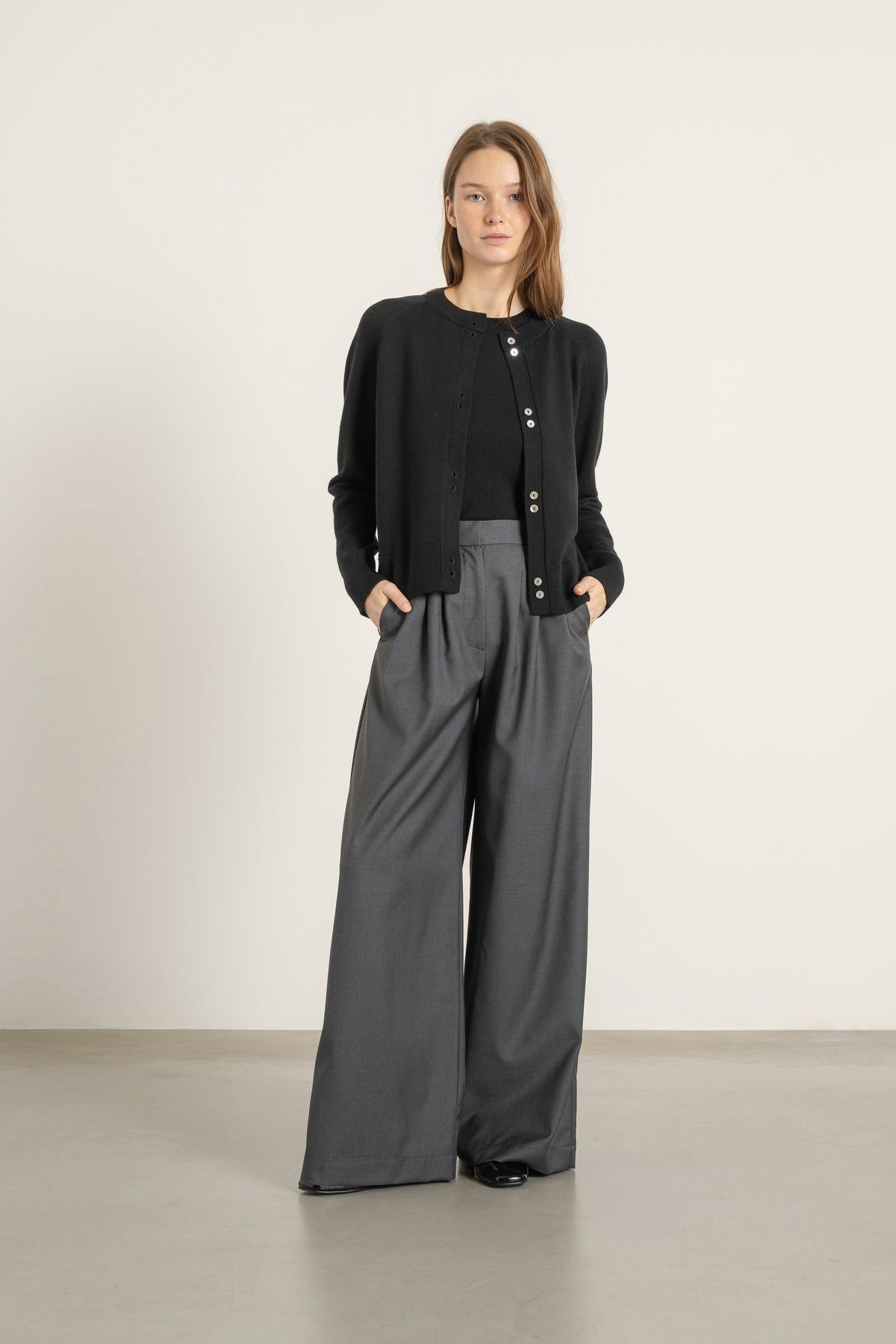 Cardigan Victor en laine noir porté avec Pantalon Aurelia en laine gris anthracite et Top Louis en laine noir | Mardi Editions