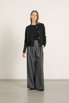 Cardigan Victor en laine noir porté avec Pantalon Aurelia en laine gris anthracite et Top Louis en laine noir | Mardi Editions
