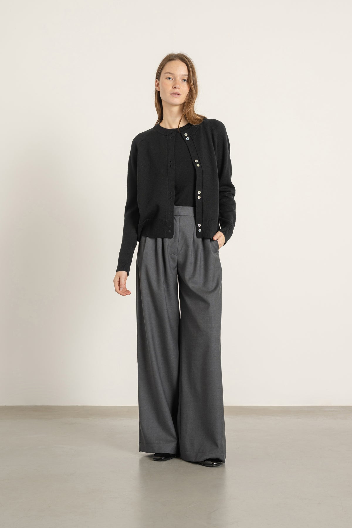 Cardigan Victor en laine noir porté avec Pantalon Aurelia en laine gris anthracite et Top Louis en laine noir | Mardi Editions