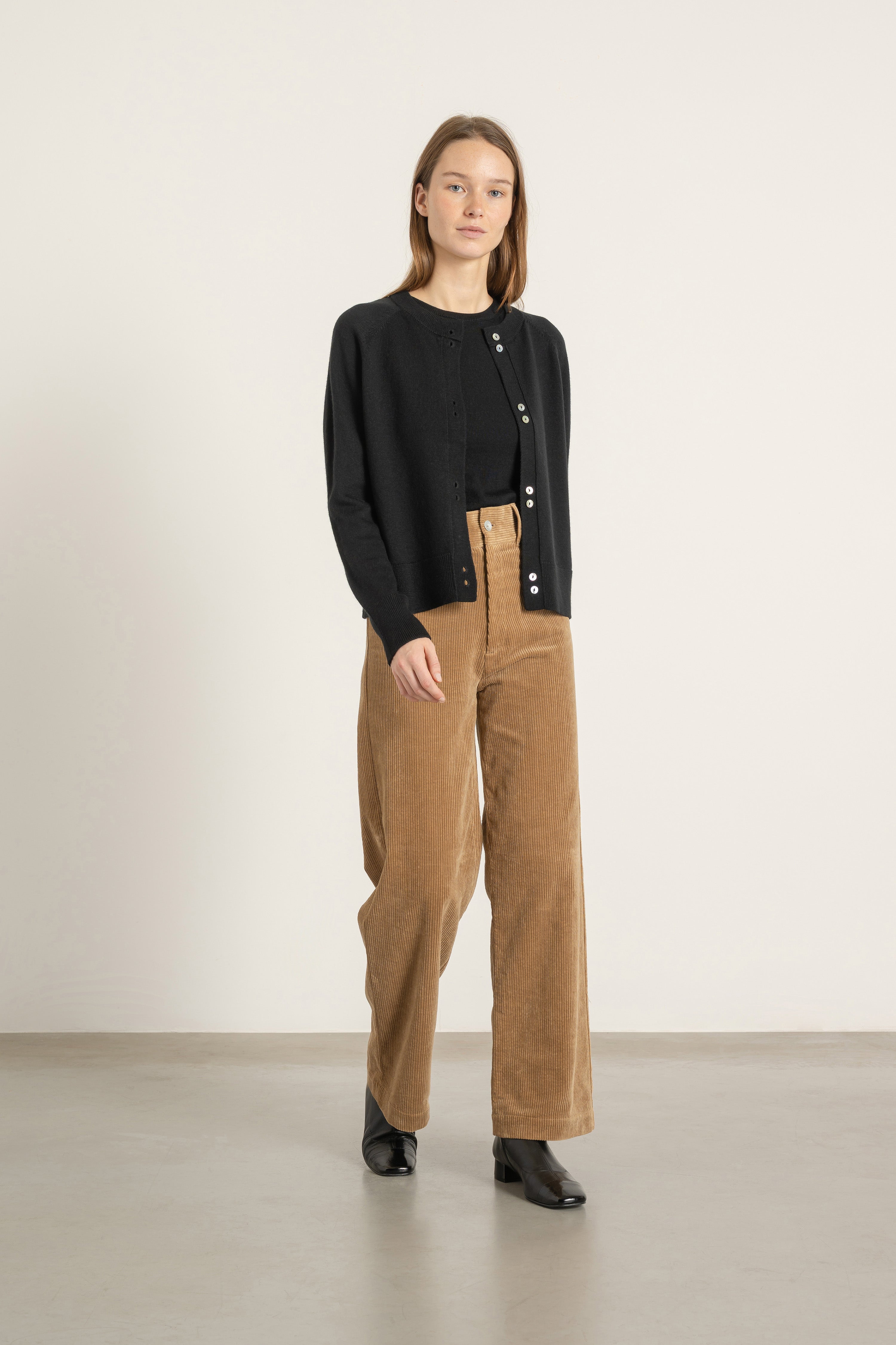 Cardigan Victor en laine noir porté avec Pantalon Billie en velours de coton camel | Mardi Editions