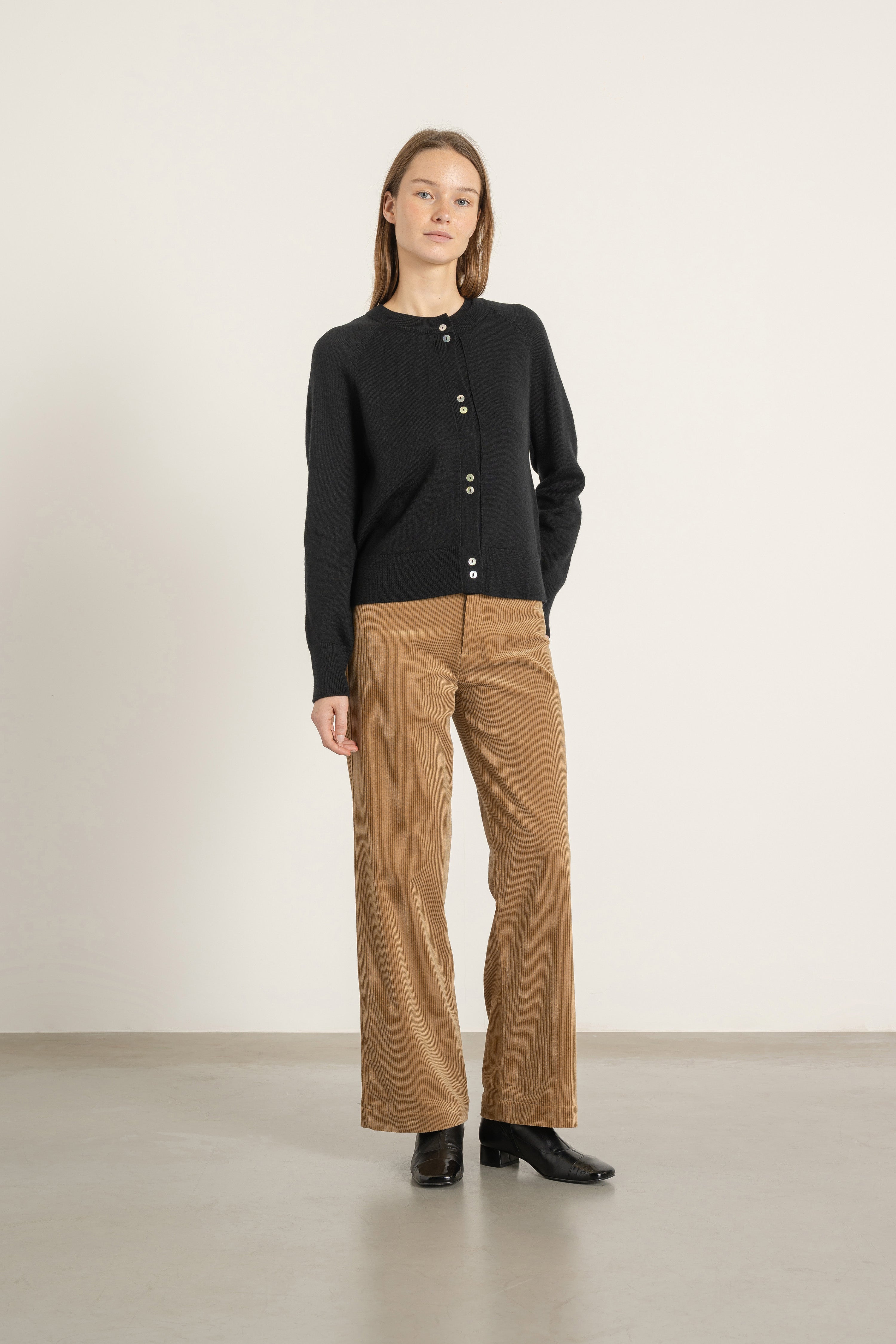 Cardigan Victor en laine noir porté avec Pantalon Billie en velours de coton camel | Mardi Editions