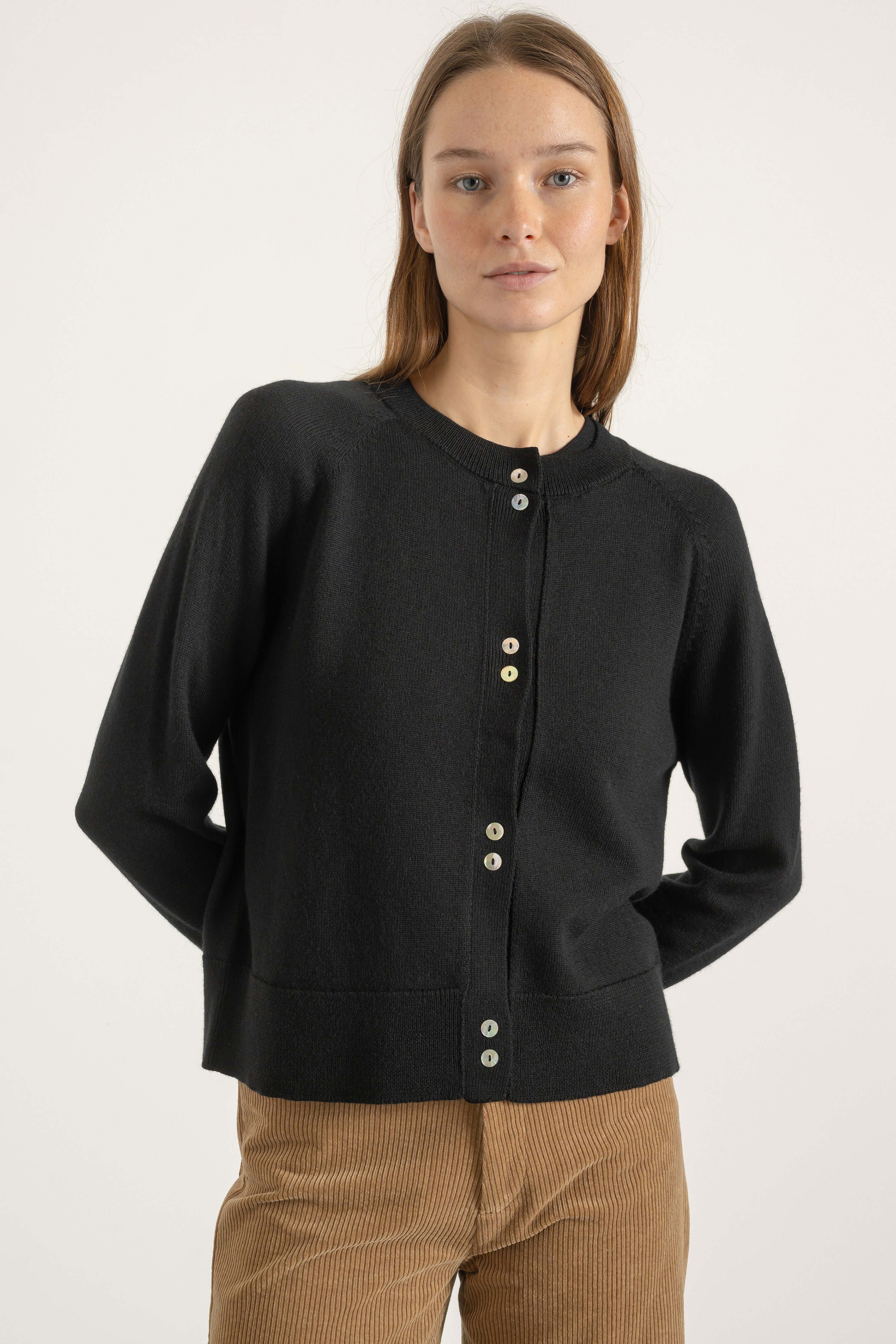 Cardigan Victor en laine noir porté avec Pantalon Billie en velours de coton camel | Mardi Editions