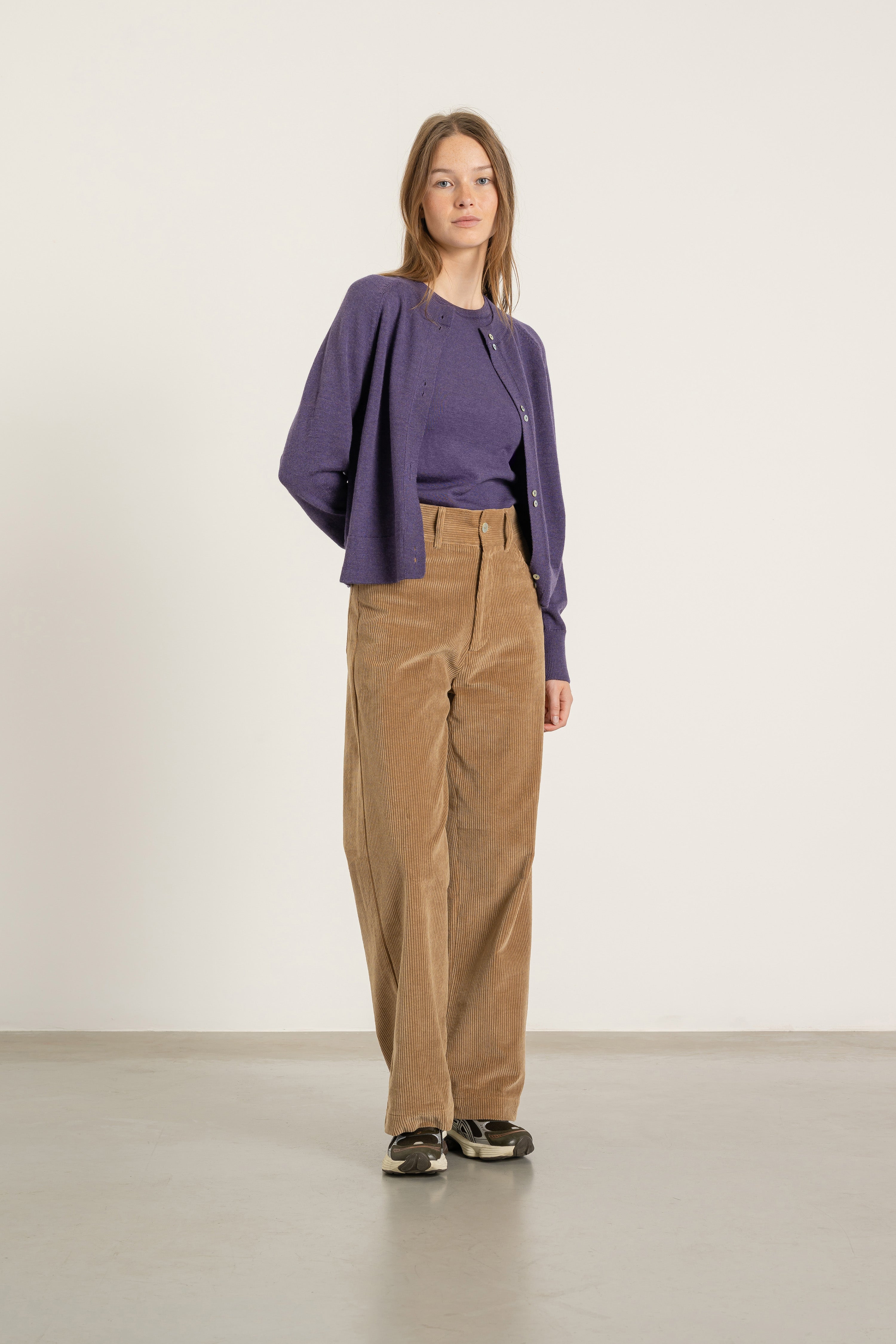 Cardigan Victor en laine parme porté avec Pantalon Billie en velours de coton camel et Top Louis en laine parme | Mardi Editions