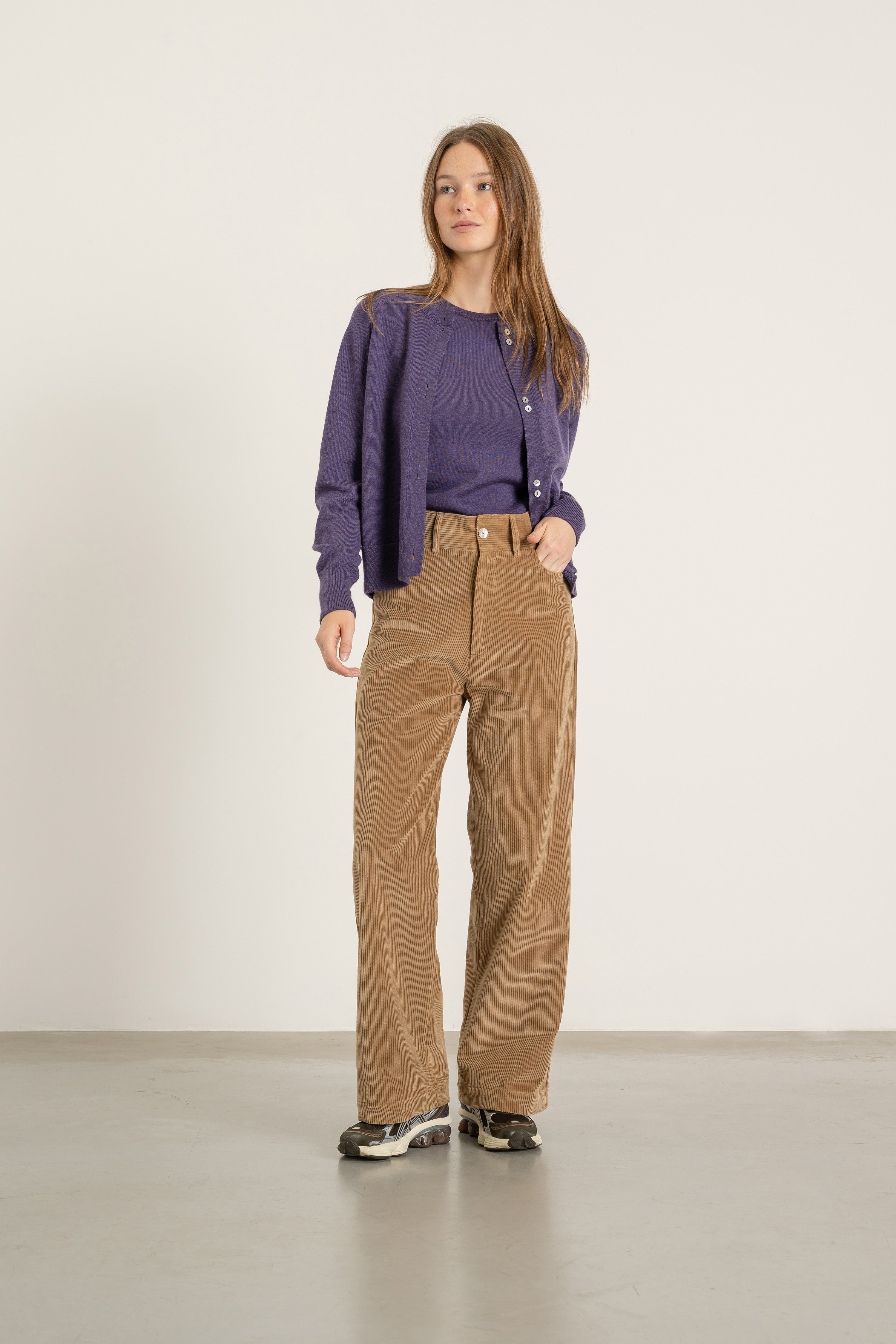 Cardigan Victor en laine parme porté avec Pantalon Billie en velours de coton camel et Top Louis en laine parme | Mardi Editions