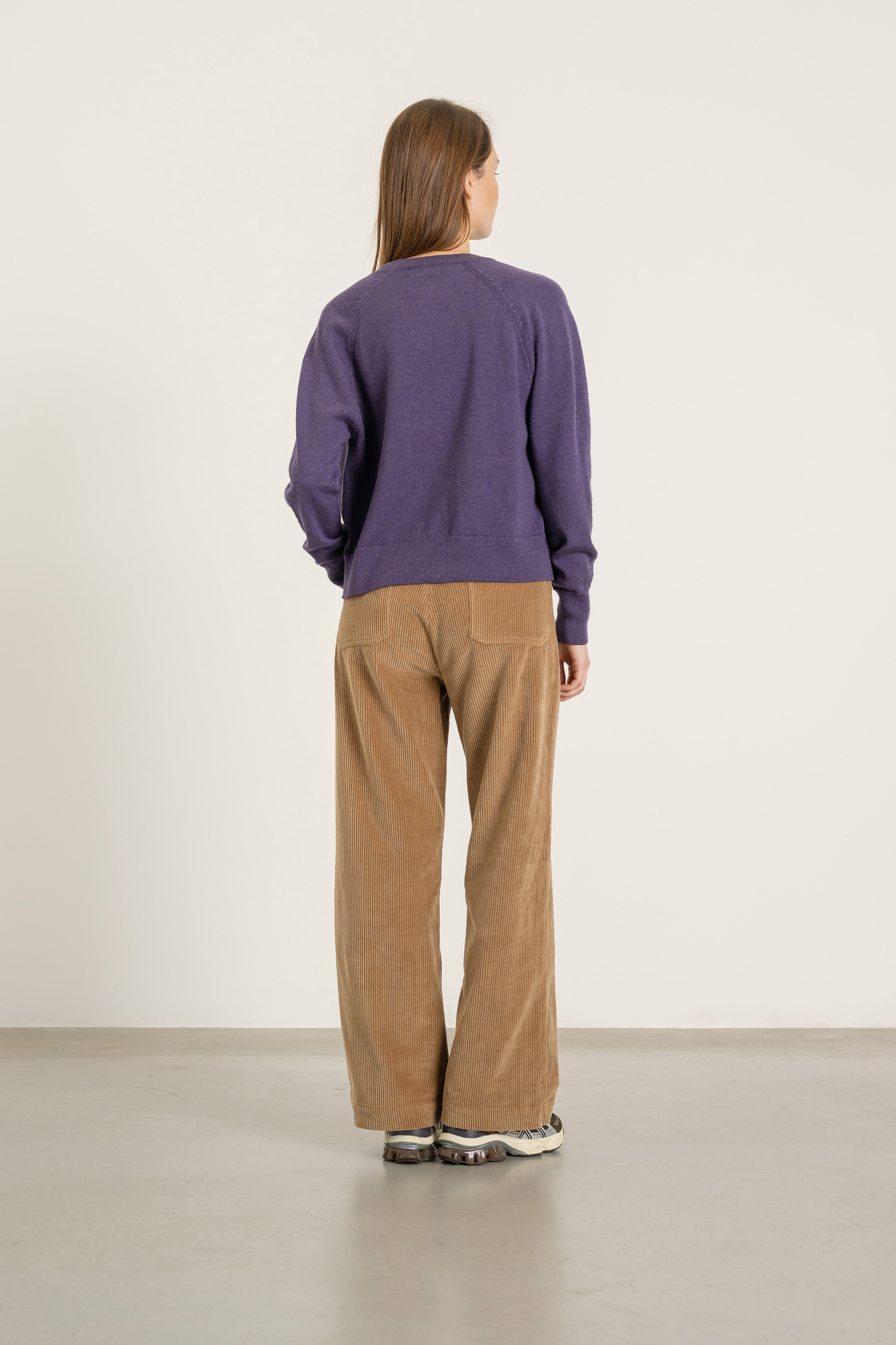 Cardigan Victor en laine parme porté avec Pantalon Billie en velours de coton camel et Top Louis en laine parme, vue de dos | Mardi Editions