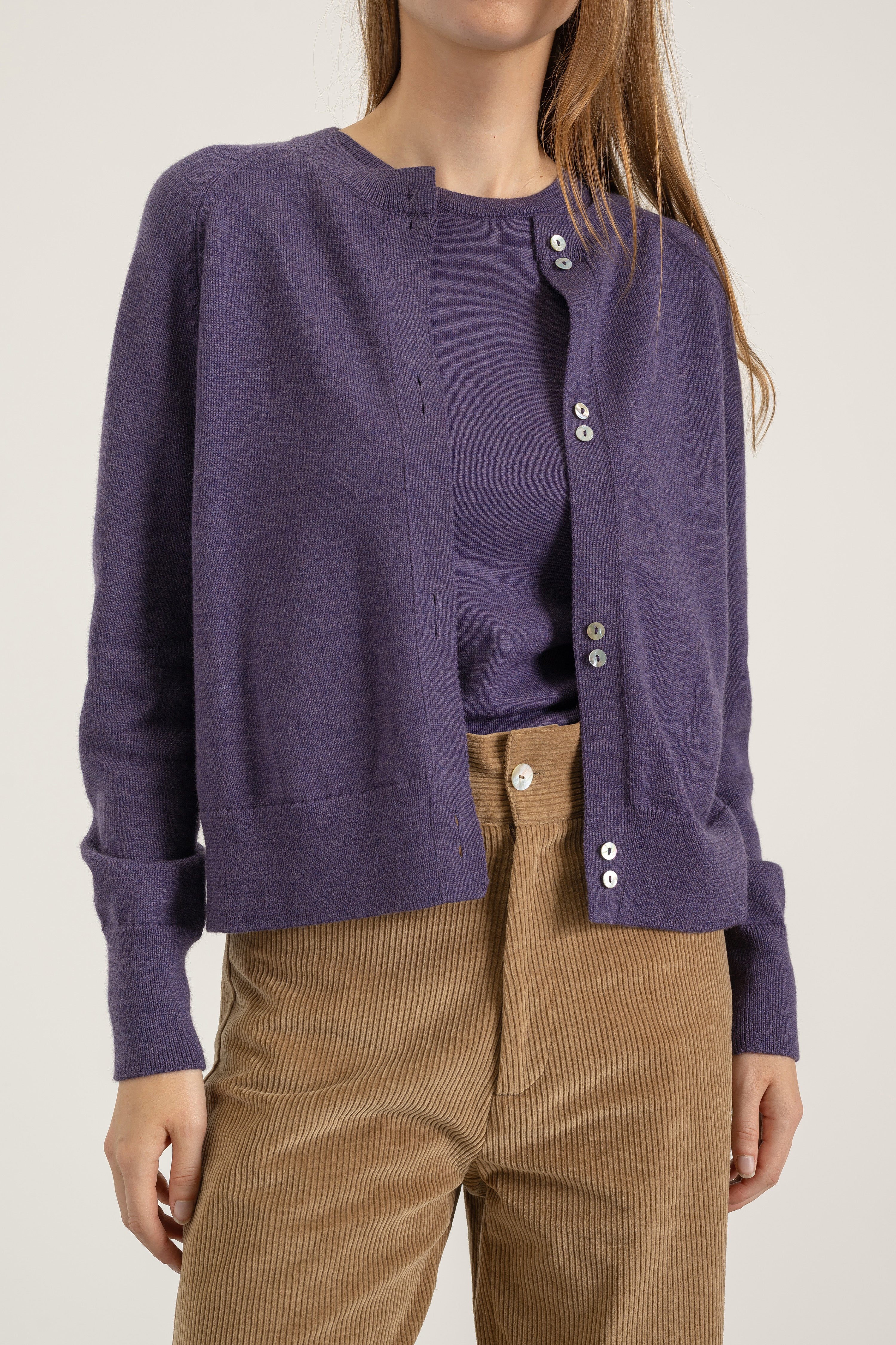Cardigan Victor en laine parme porté avec Pantalon Billie en velours de coton camel et Top Louis en laine parme, détail | Mardi Editions