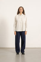 Chemise Victoria en coton blanc cassé portée avec Jean Cleo | Mardi Editions