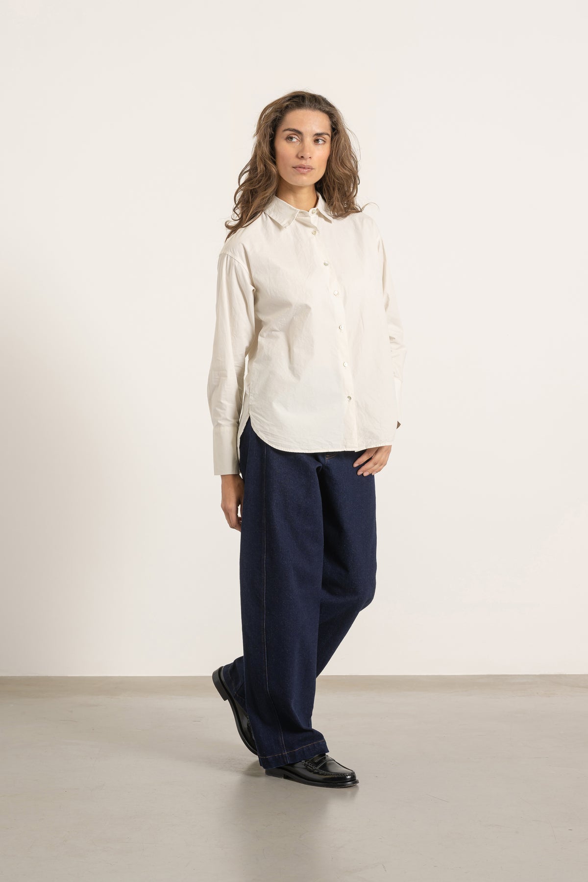 Chemise Victoria en coton blanc cassé portée avec Jean Cleo | Mardi Editions