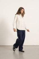 Chemise Victoria en coton blanc cassé portée avec Jean Cleo | Mardi Editions