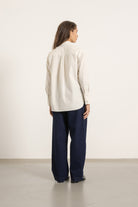 Chemise Victoria en coton blanc cassé portée avec Jean Cleo, vue de dos | Mardi Editions